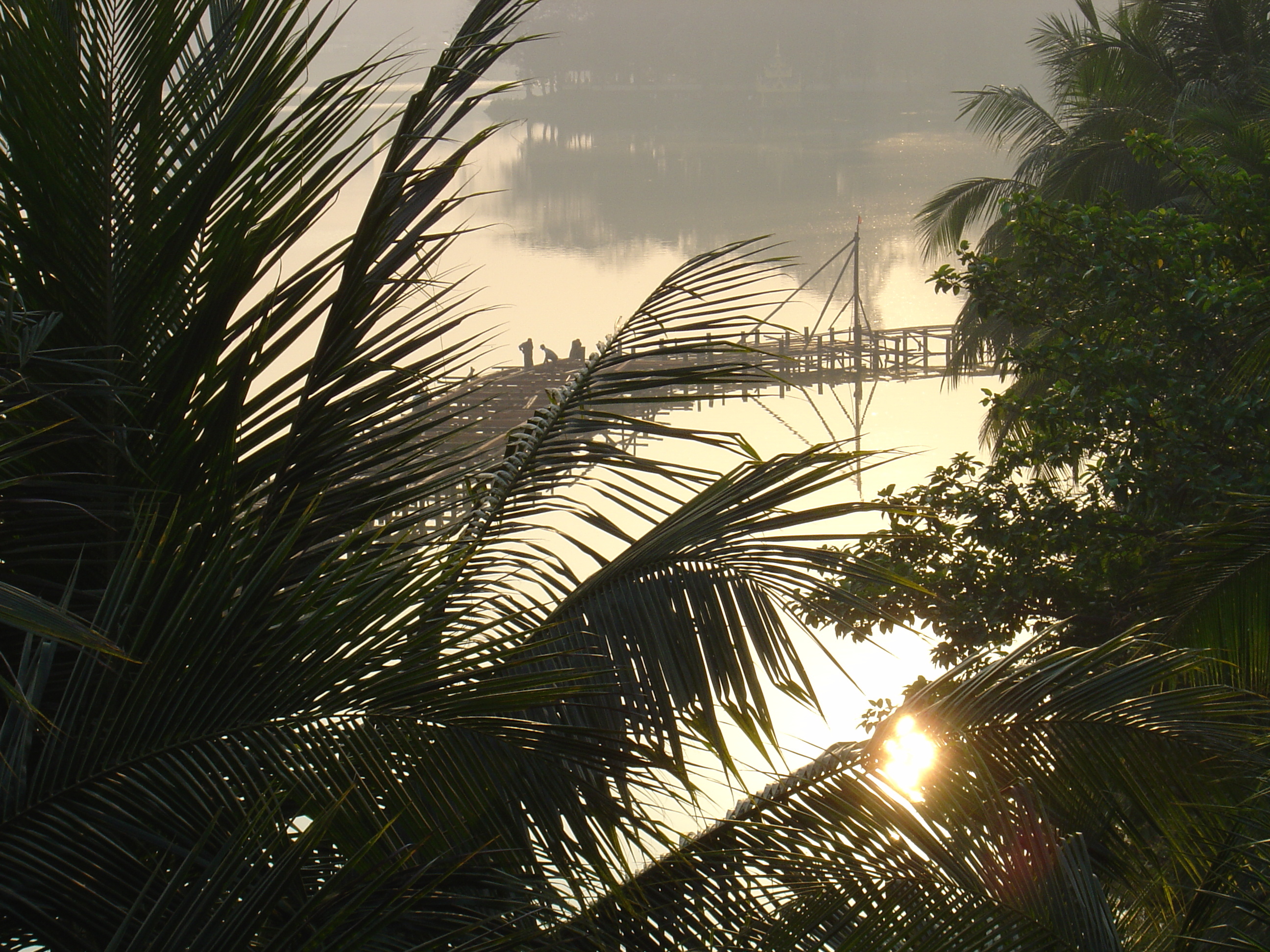 รูปถ่าย พม่า(Myanmar) ย่างกุ้ง(Yangon) โรงแรมกันดอจีพาเลซ(Kandawgyi Palace Hotel) 2005-01 49