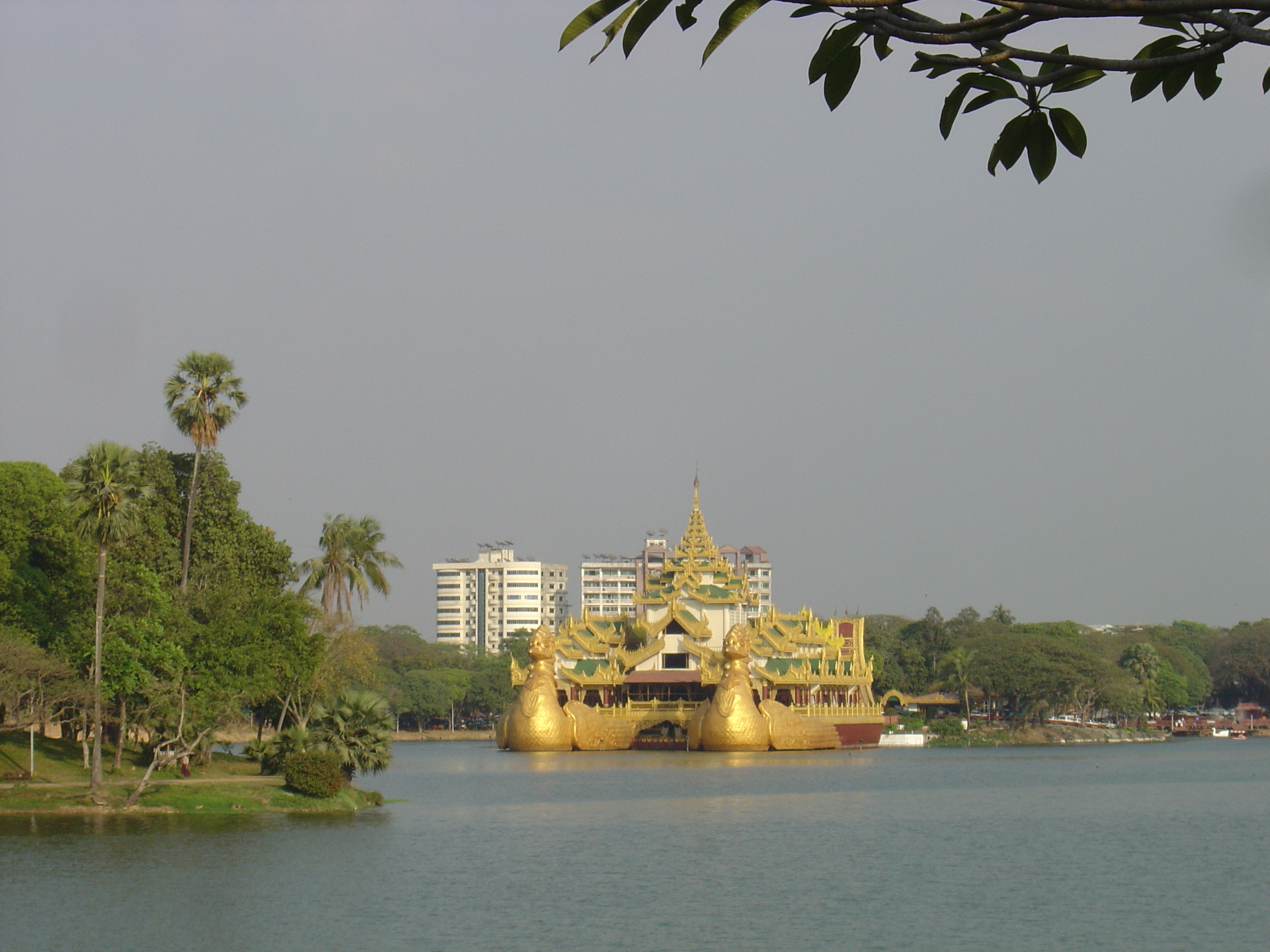 รูปถ่าย พม่า(Myanmar) ย่างกุ้ง(Yangon) โรงแรมกันดอจีพาเลซ(Kandawgyi Palace Hotel) 2005-01 10