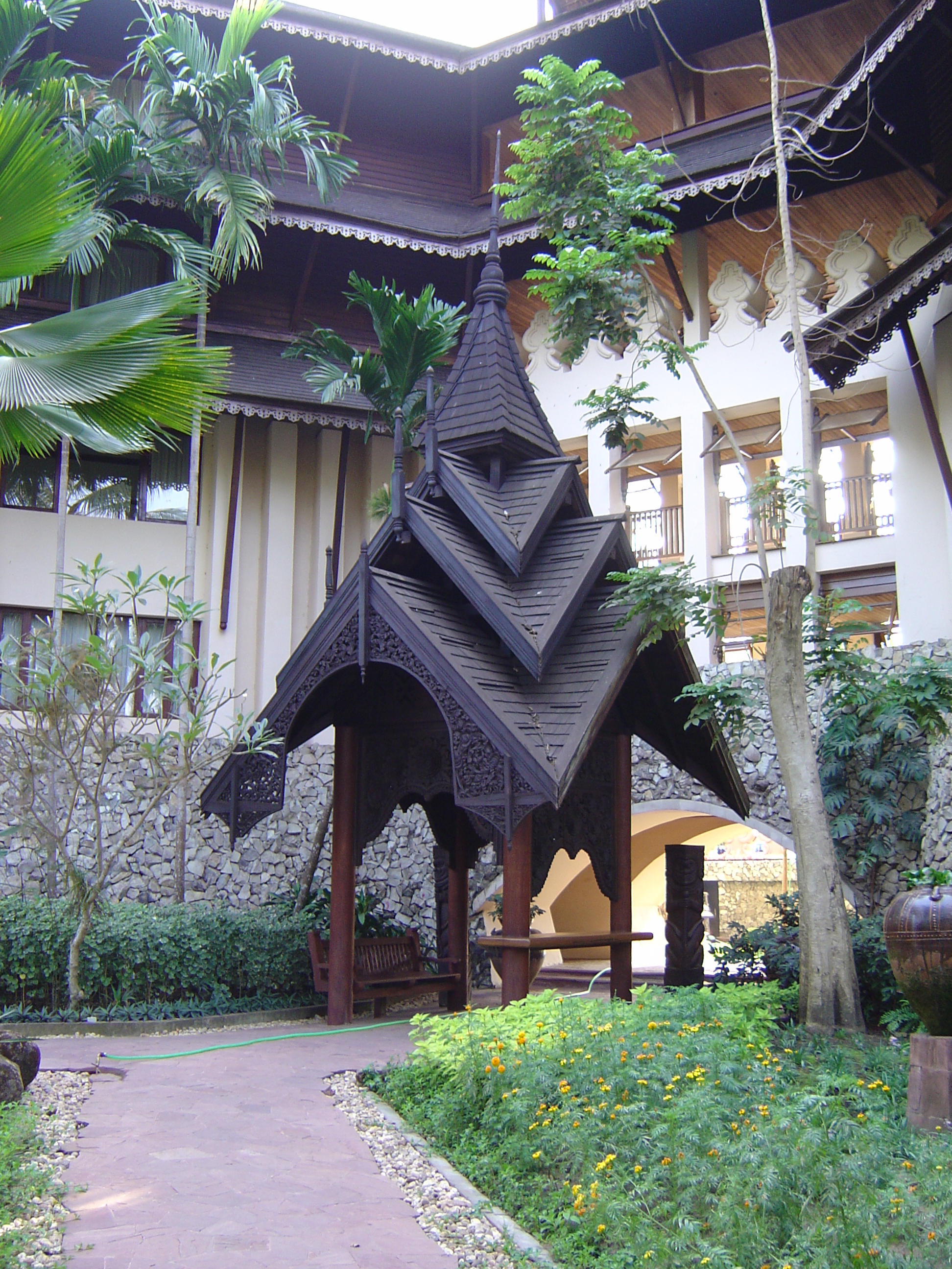 รูปถ่าย พม่า(Myanmar) ย่างกุ้ง(Yangon) โรงแรมกันดอจีพาเลซ(Kandawgyi Palace Hotel) 2005-01 46