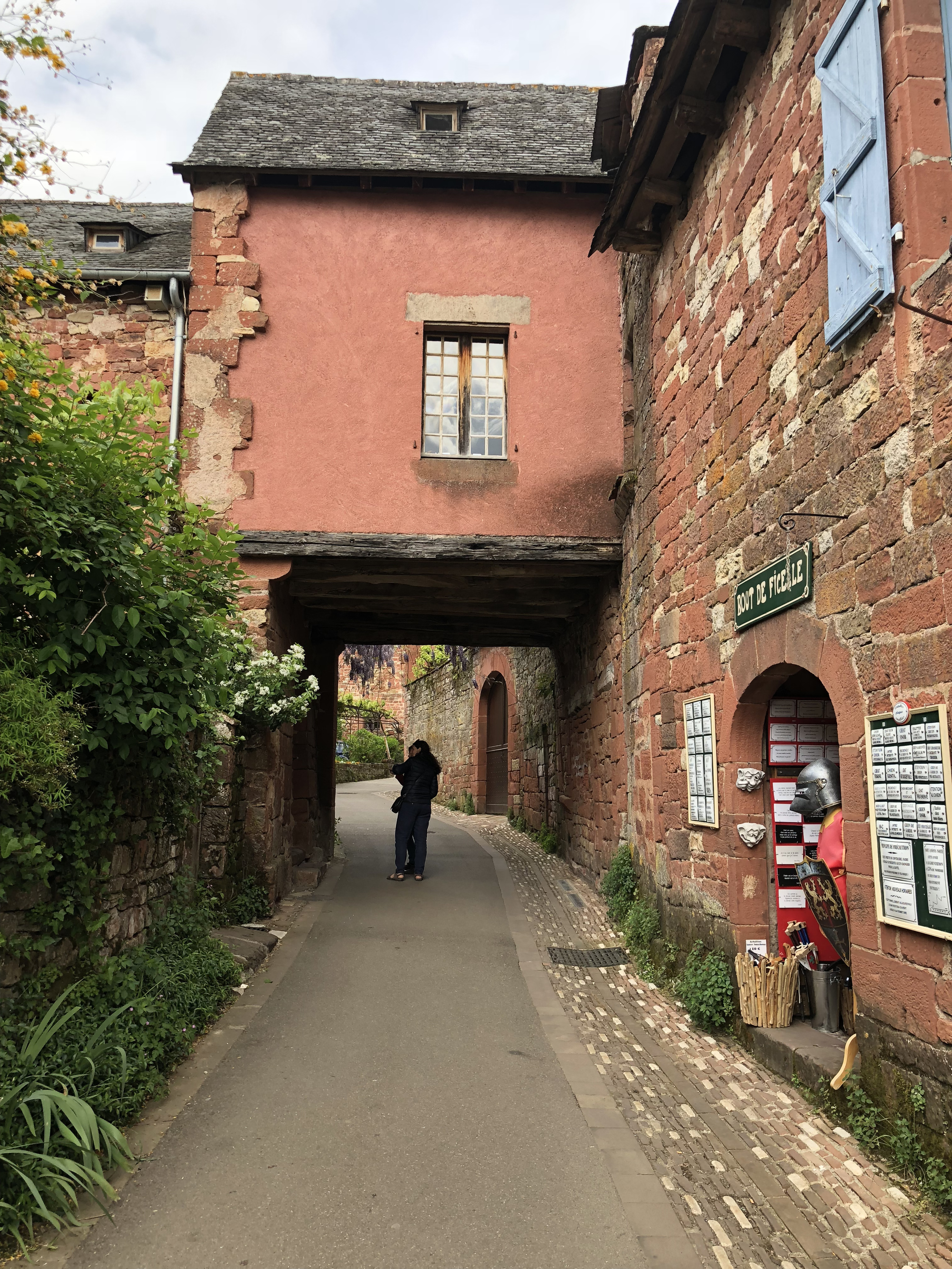 รูปถ่าย ฝรั่งเศส(France) กอลงฌ์-ลา-รูฌ(Collonges la Rouge) 2018-04 23