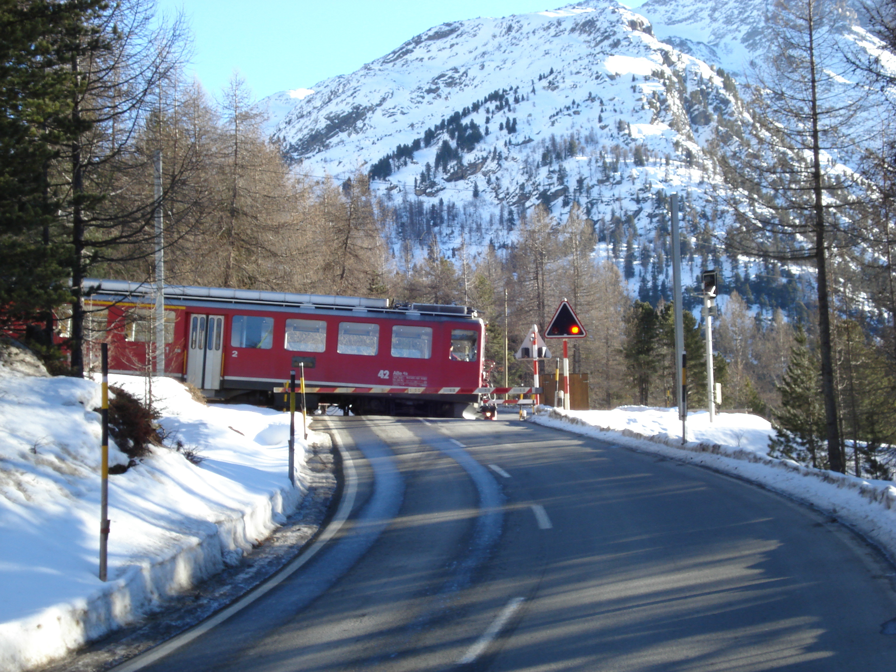 รูปถ่าย สวิสเซอร์แลนด์(Switzerland) จากปอนเตรซีนาไปลาโกเบียนโก(From Pontresina to Lago Bianco) 2007-01 86