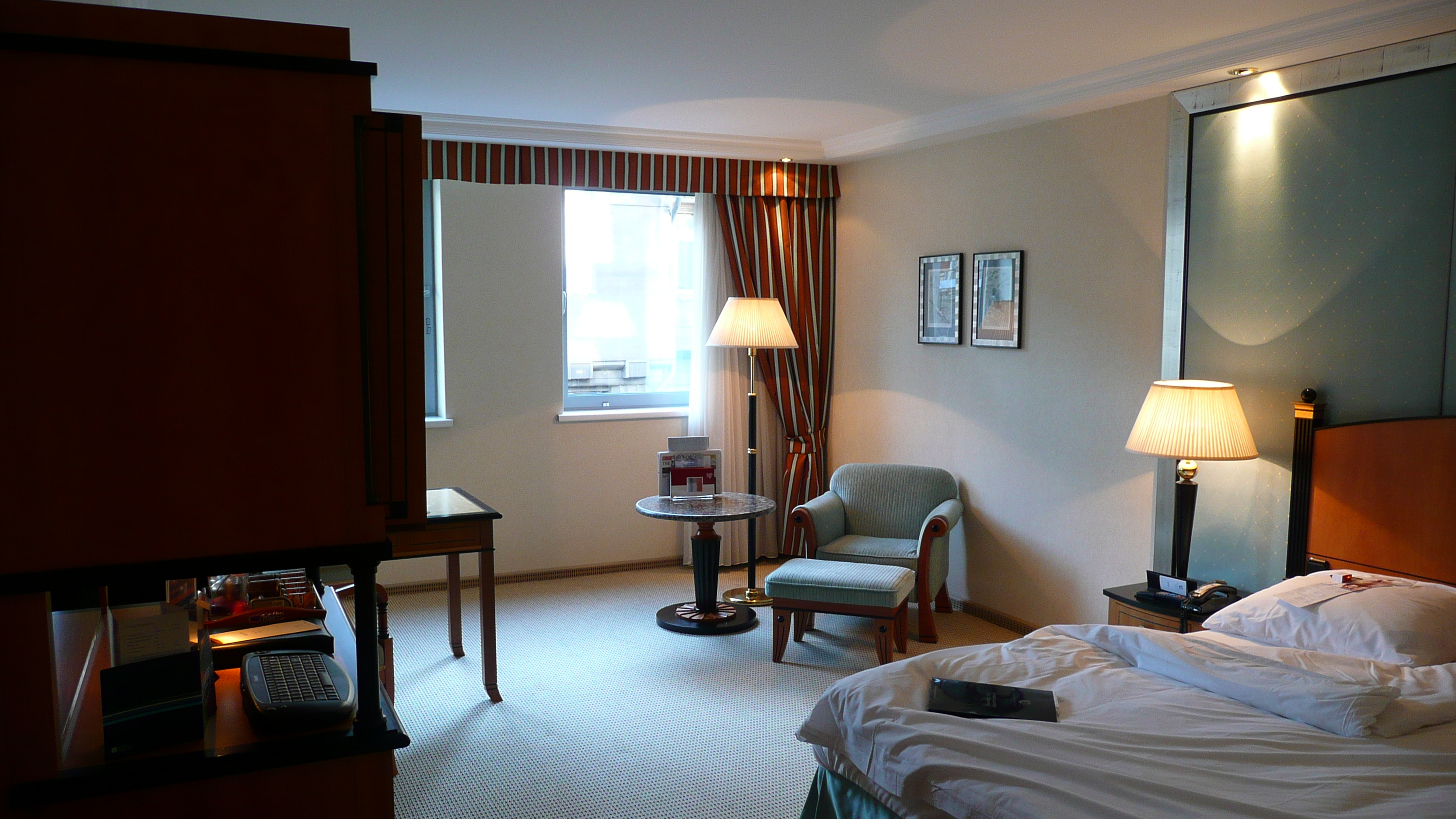 รูปถ่าย ฮังการี(Hungary) บูดาเปสต์(Budapest) โรงแรมเคมพินสกี้ คอร์วินุส(Kempinski Hotel Corvinus) 2007-06 9