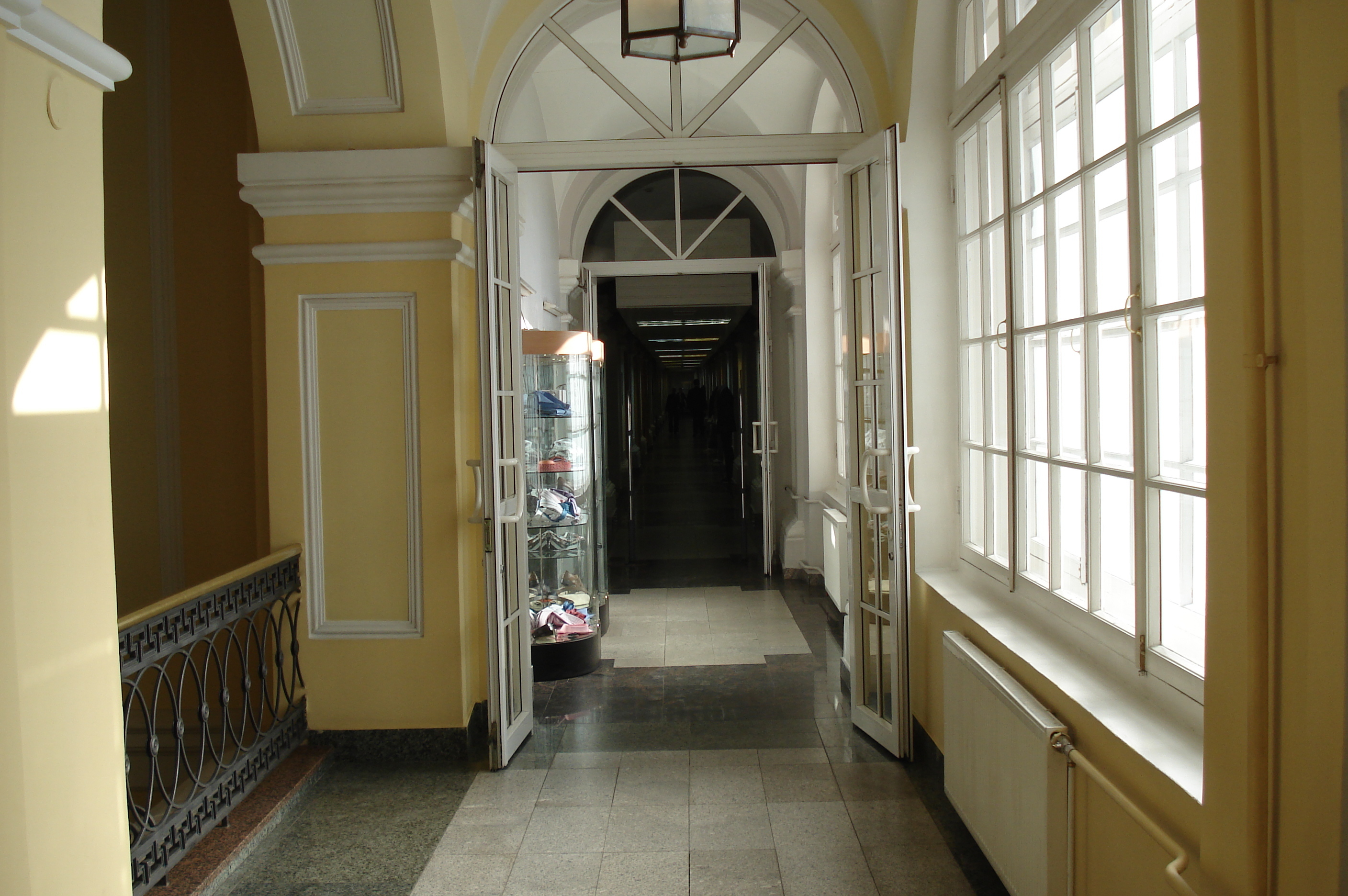 รูปถ่าย รัสเซีย(Russia) เซนต์ปีเตอร์สเบิร์ก(St Petersburg) ห้างสรรพสินค้าเนฟสกี(Nevsky Departement Store) 2006-03 20