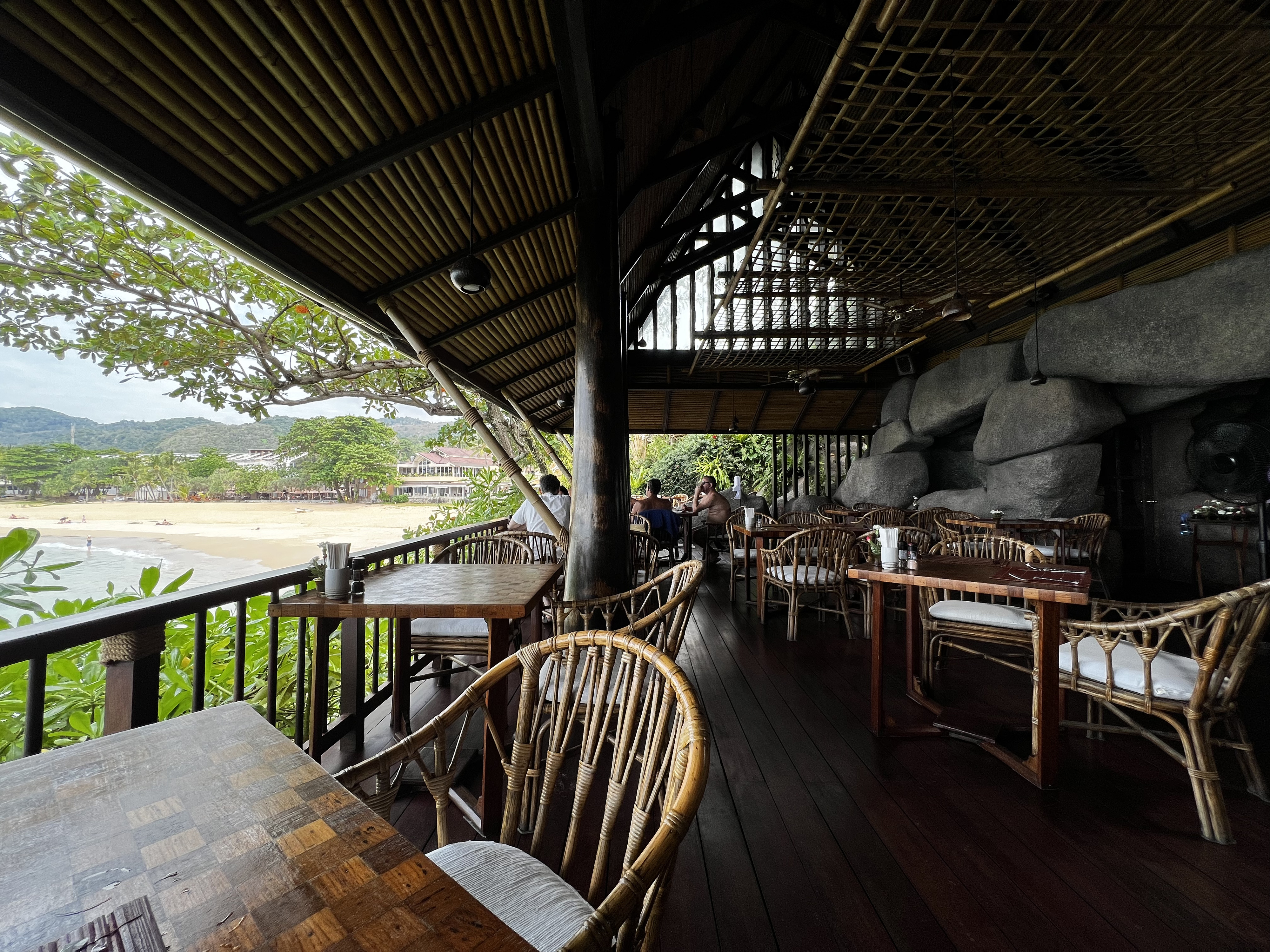 รูปถ่าย ไทย(Thailand) ภูเก็ต(Phuket) หาดกะรน(Karon Beach) ร้านอาหารออนเดอะร็อก(On the rock Restaurant) 2021-12 12