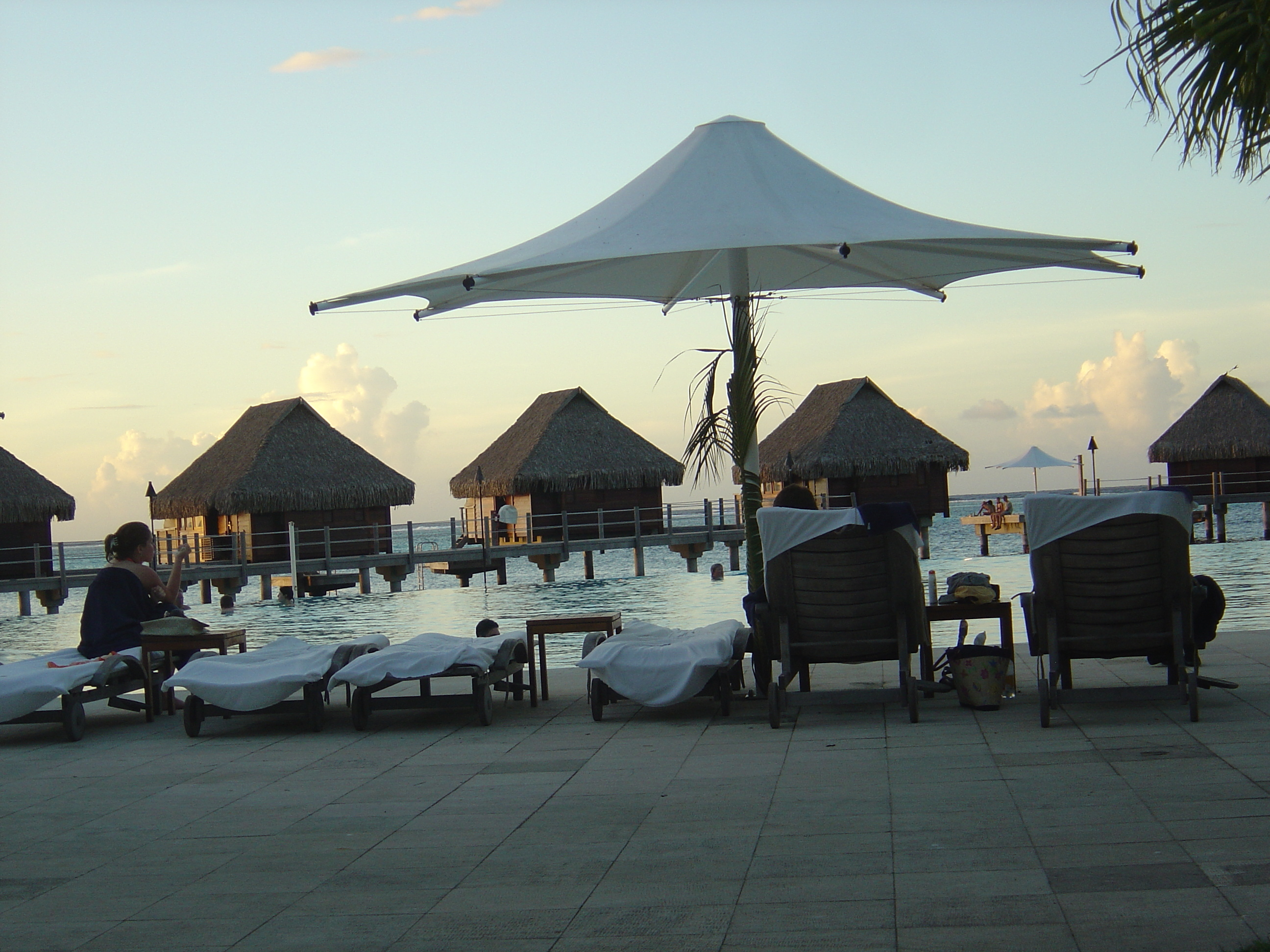 รูปถ่าย เฟรนช์โพลี่นีเซีย(Polynesia) มูเรีย(Moorea) โรงแรมเพิร์ลรีสอร์ต(Pearl Resort Hotel) 2006-04 17