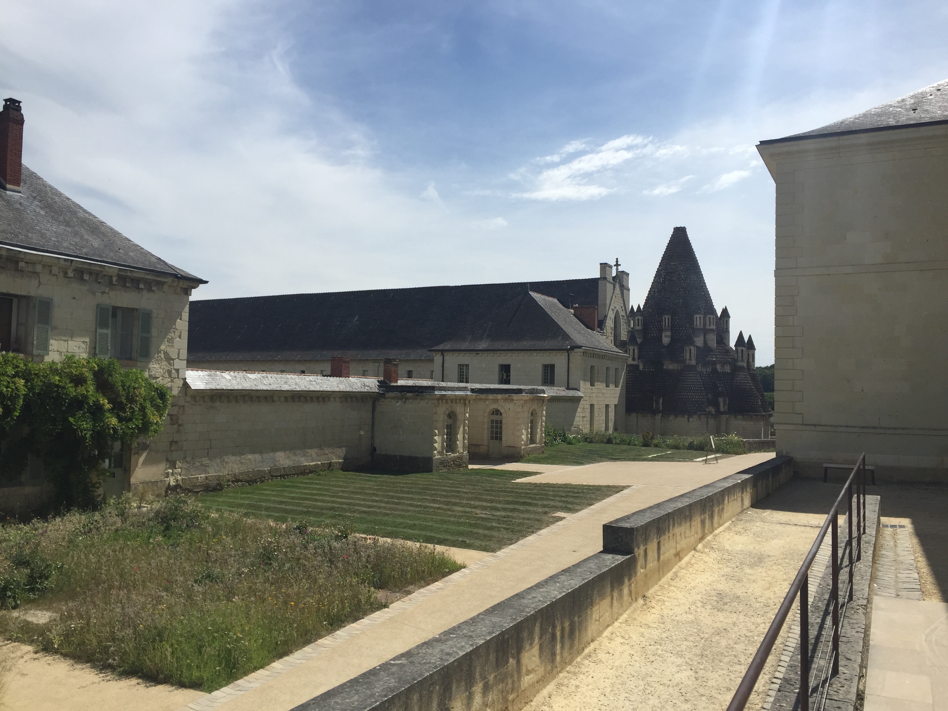 รูปถ่าย ฝรั่งเศส(France) แอบบีหลวงฟงเตอโวร์(Abbaye Royale de Fontevraud) 2017-08 15
