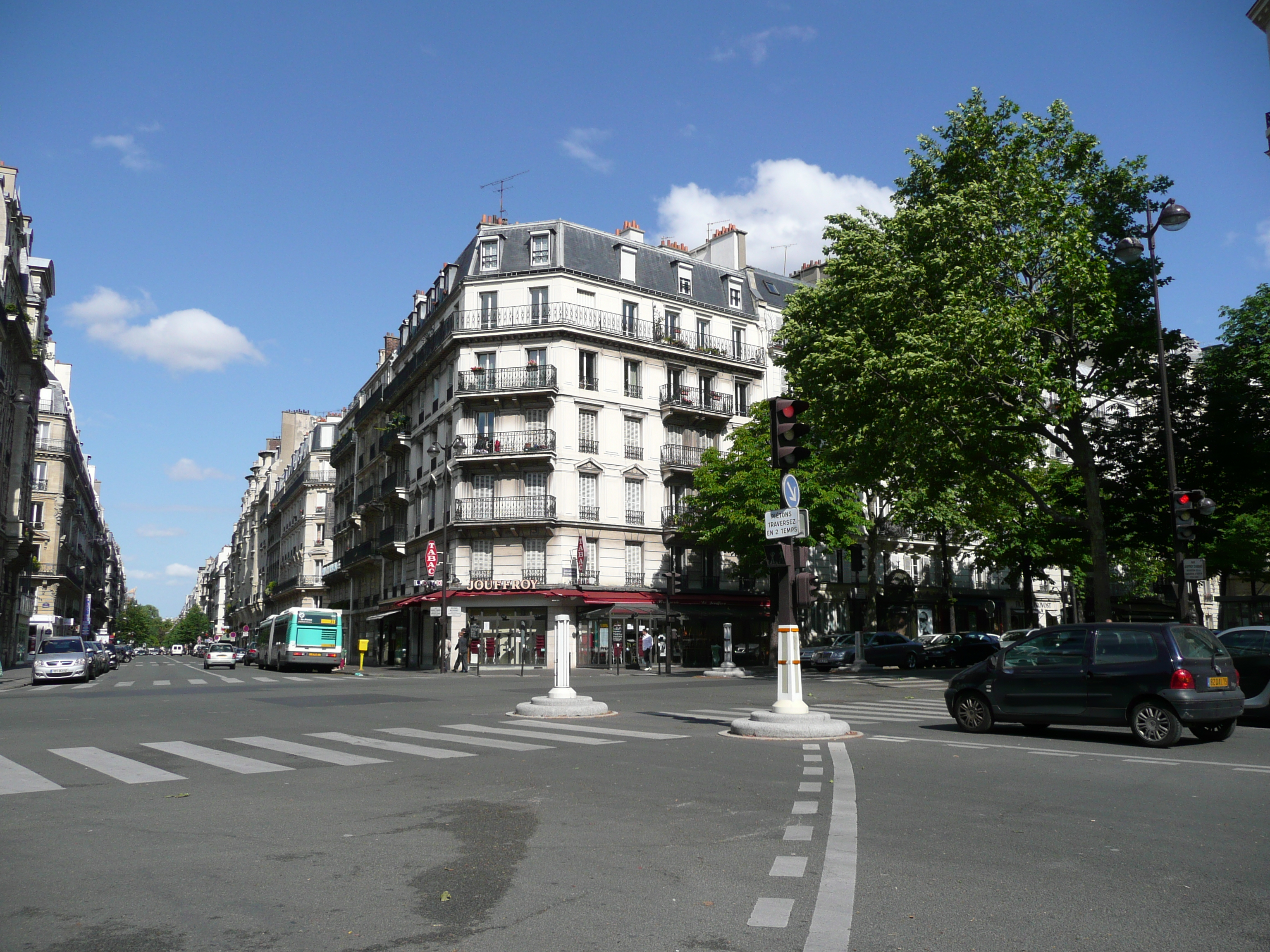 รูปถ่าย ฝรั่งเศส(France) ปารีส(Paris) คุ้มที่ 17 (17th Arrondissement) ถนนฌูฟรัว-ดาบ็อง(Rue Jouffroy d'Abbans) 2007-05 52