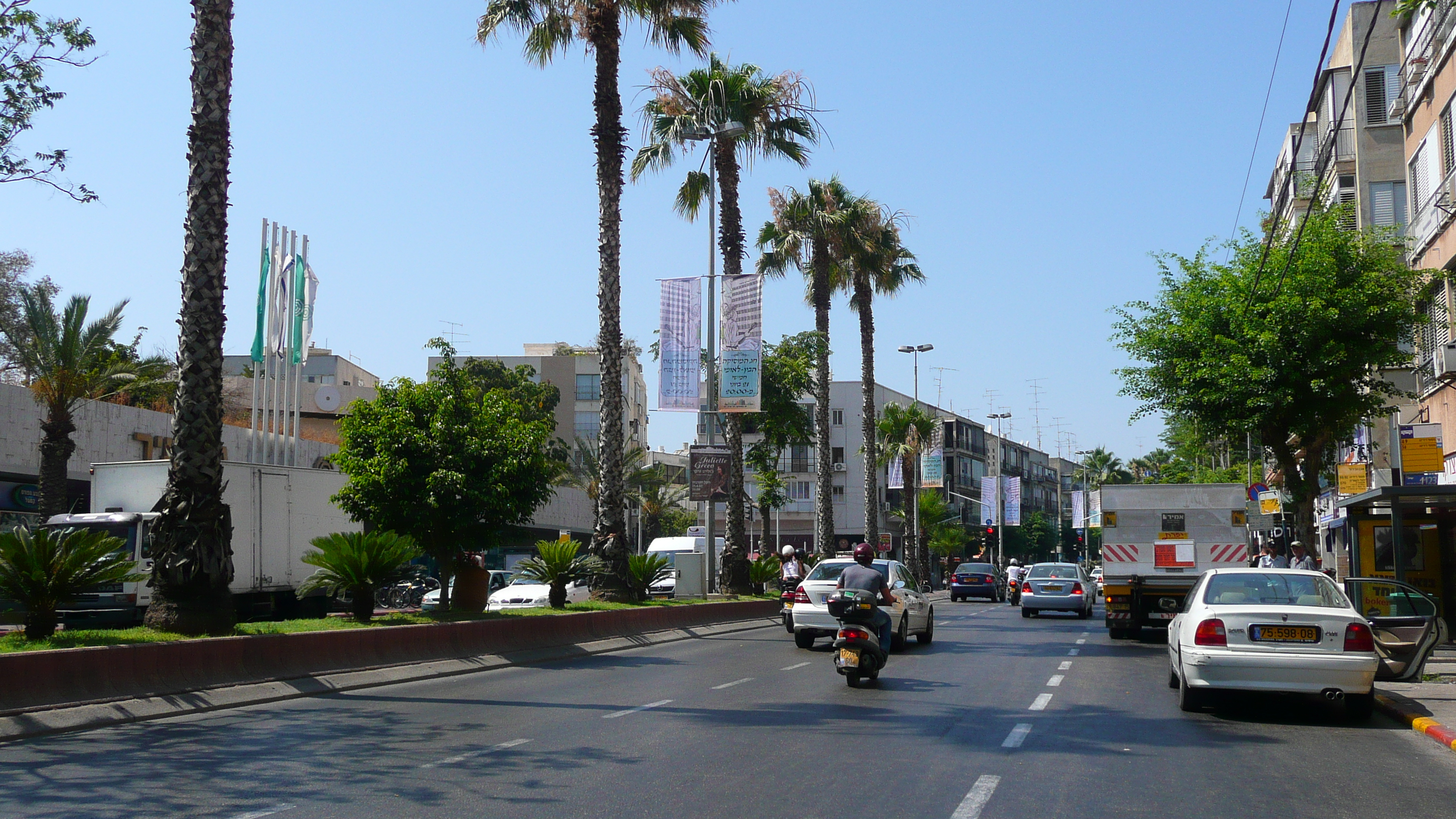 รูปถ่าย อิสราเอล(Israel) เทลอาวีฟ(Tel Aviv) ถนนอิบน์กบีรอล(Ibn Gvirol Street) 2007-06 22