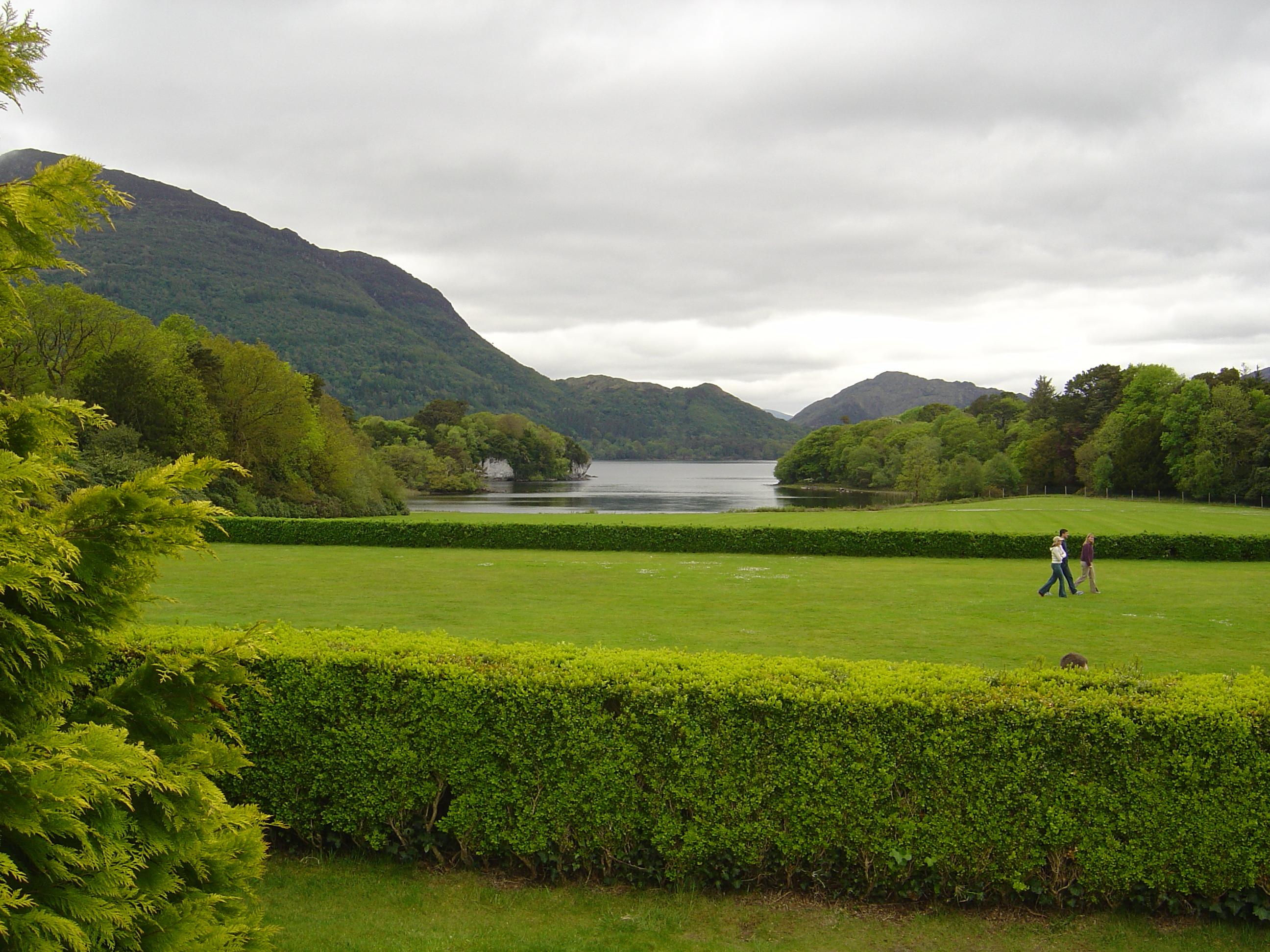รูปถ่าย ไอร์แลนด์(Ireland) เคอร์รี่(Kerry) สวนสาธารณะคิลลาร์นีย์เนชั่นเนล(Killarney National Park) บ้านมัครอส(Muckross House) 2004-05 28