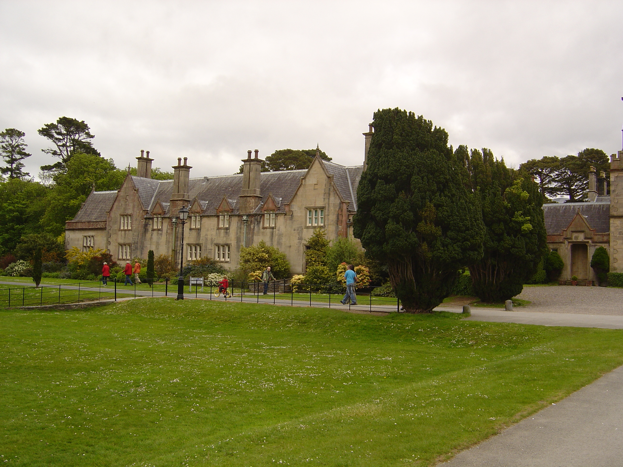 รูปถ่าย ไอร์แลนด์(Ireland) เคอร์รี่(Kerry) สวนสาธารณะคิลลาร์นีย์เนชั่นเนล(Killarney National Park) บ้านมัครอส(Muckross House) 2004-05 35