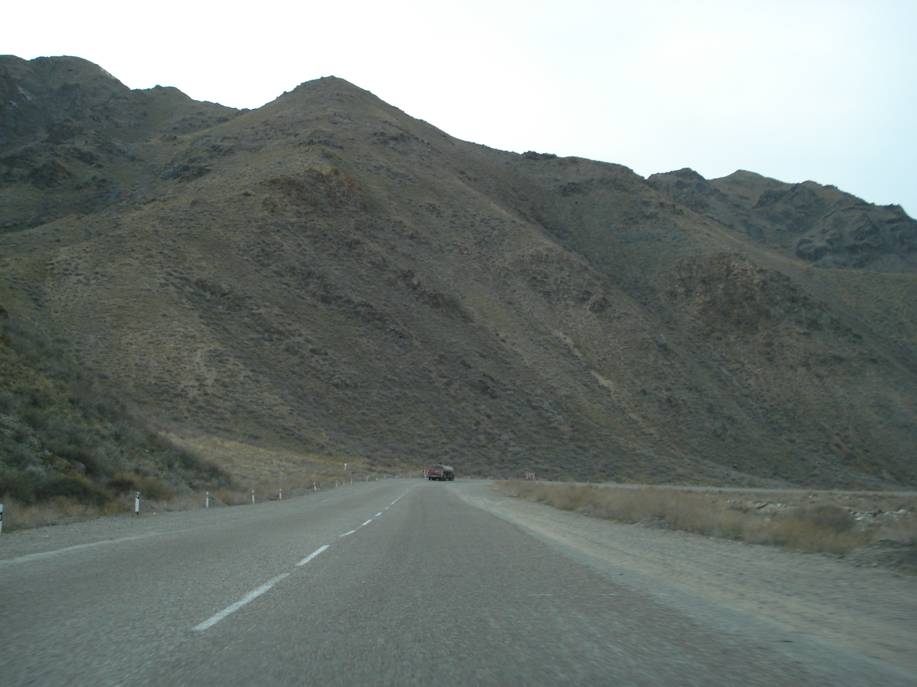 รูปถ่าย คาซัคสถาน(Kazakhstan) ถนนจากอัลมาตีไปหุบผาชารึน(Almaty to Charyn Canyon road) 2007-03 76
