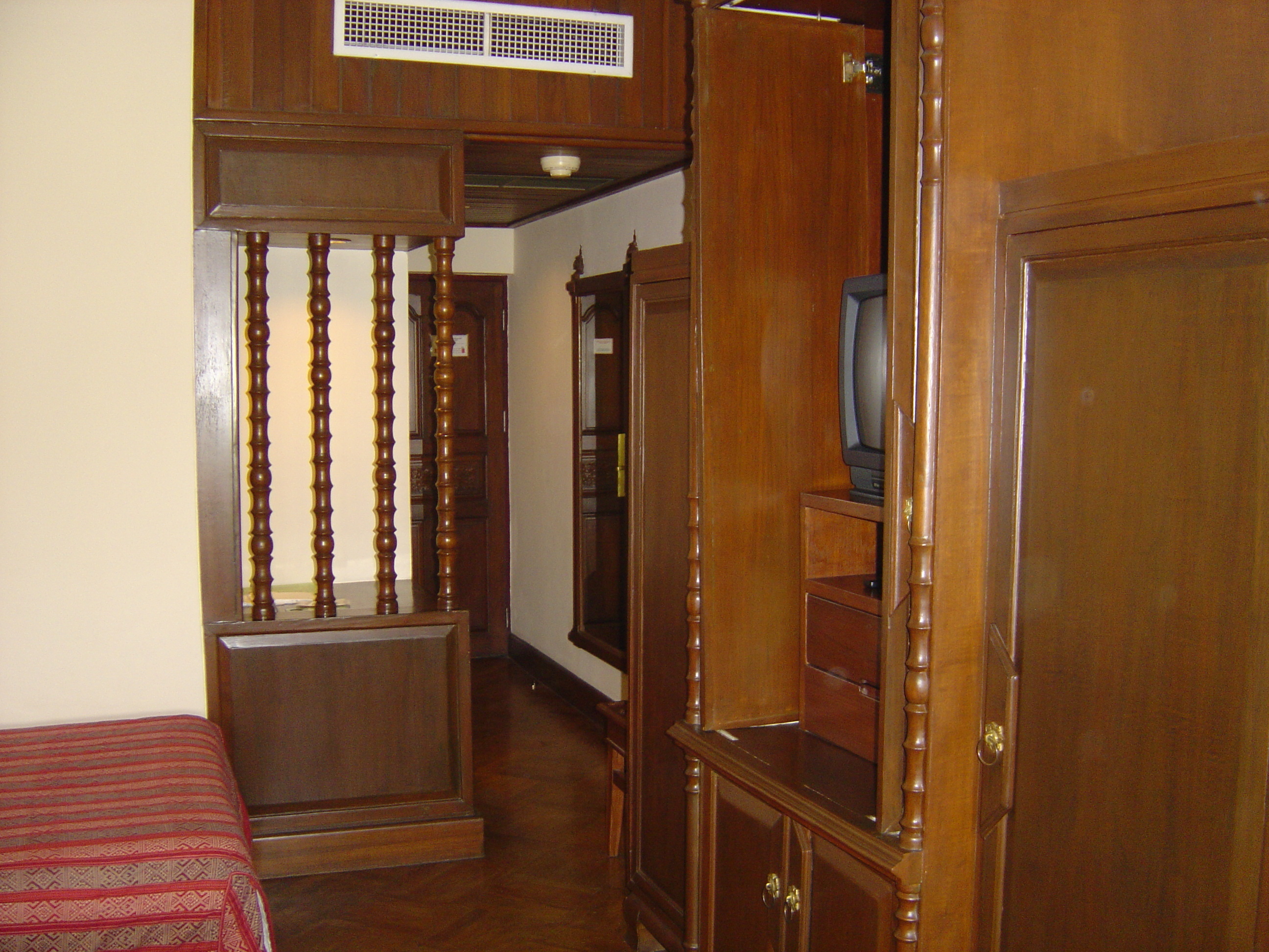 รูปถ่าย พม่า(Myanmar) ย่างกุ้ง(Yangon) โรงแรมกันดอจีพาเลซ(Kandawgyi Palace Hotel) 2005-01 3