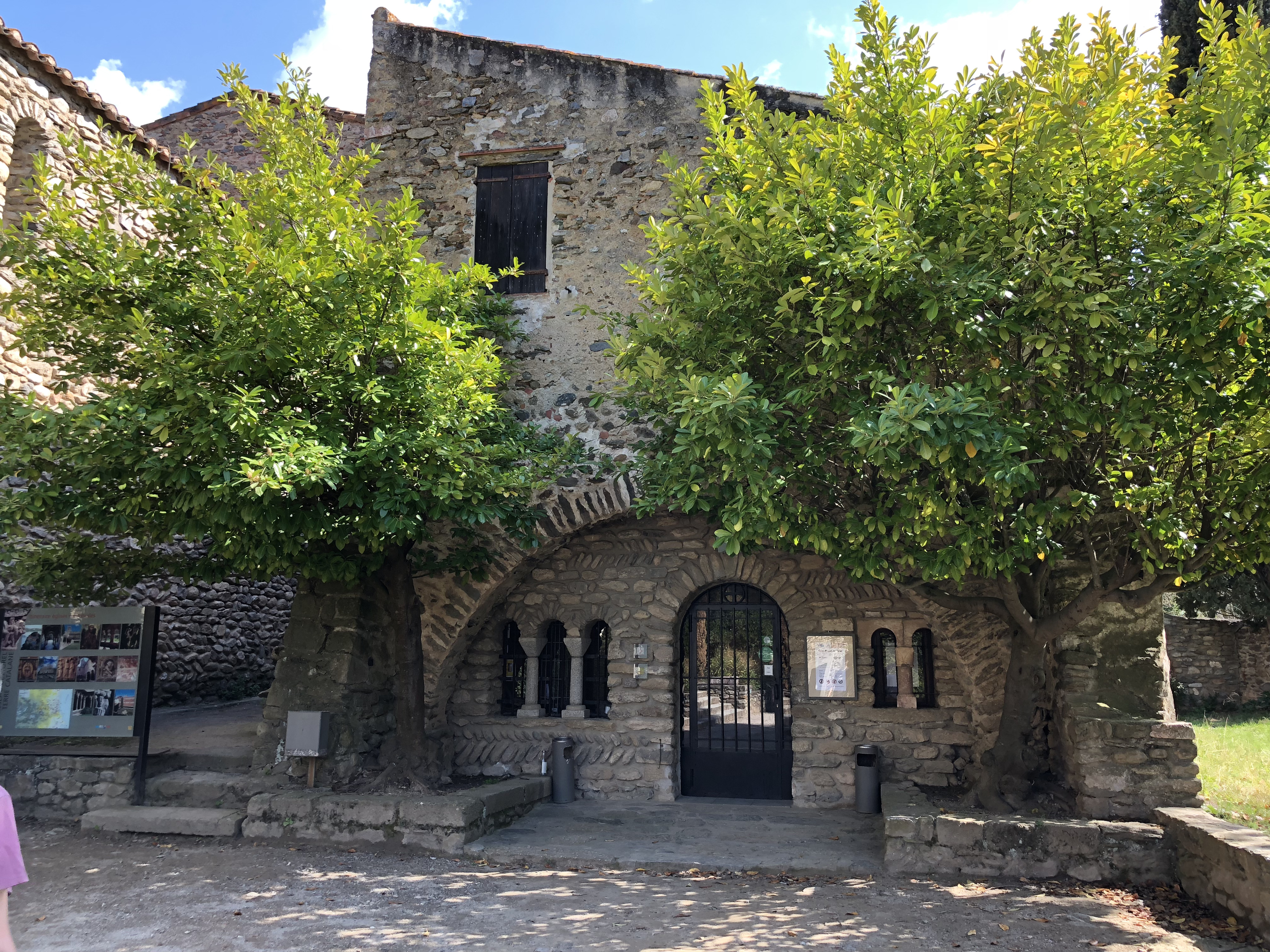 รูปถ่าย ฝรั่งเศส(France) แอบบีแซ็งมีแชลเดอกุกซา(Abbaye Saint-Michel de Cuxa) 2018-04 16