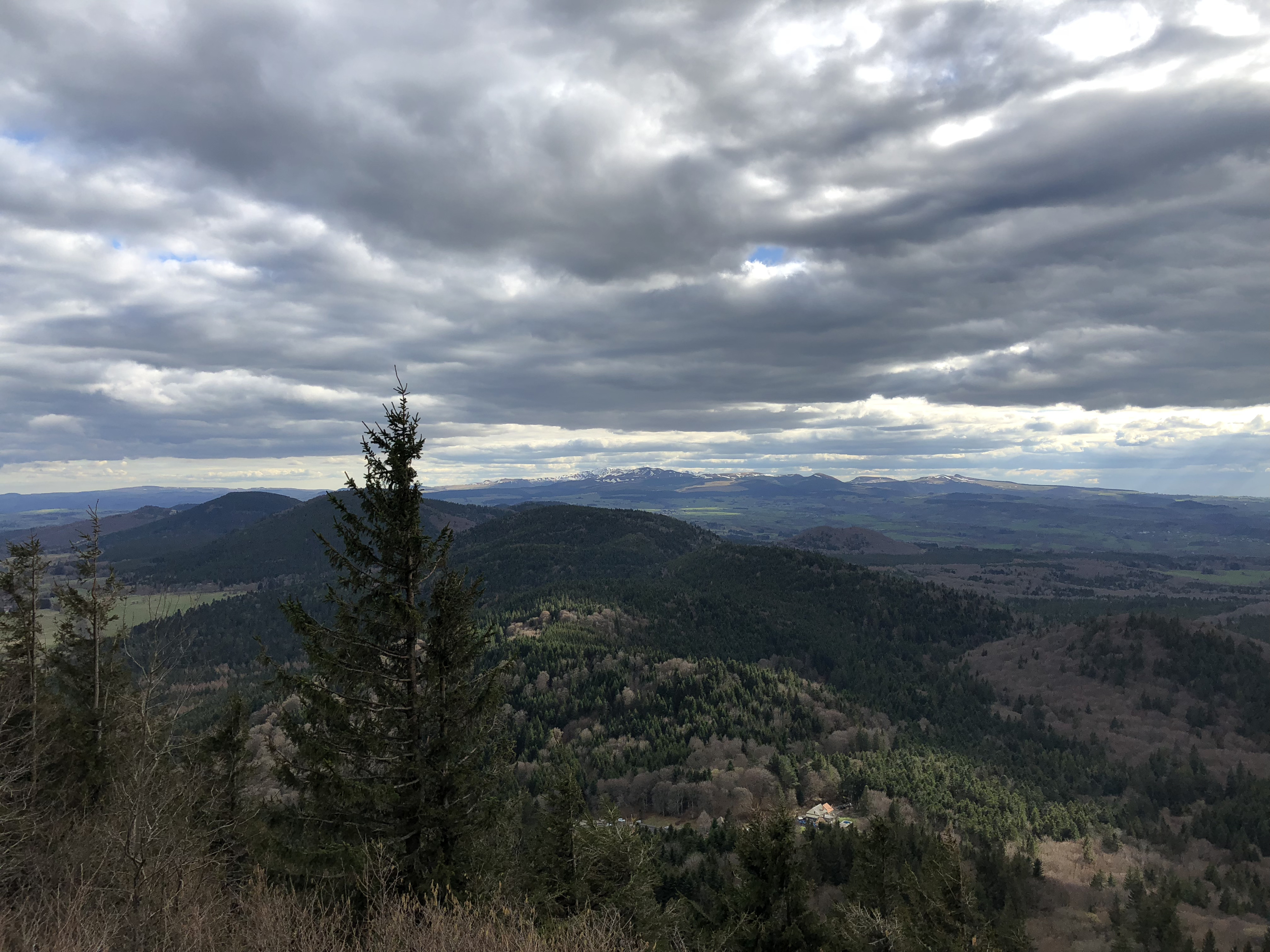 รูปถ่าย ฝรั่งเศส(France) ภูเขาปุย-เดอ-โดม(Puy de Dome) 2018-04 20