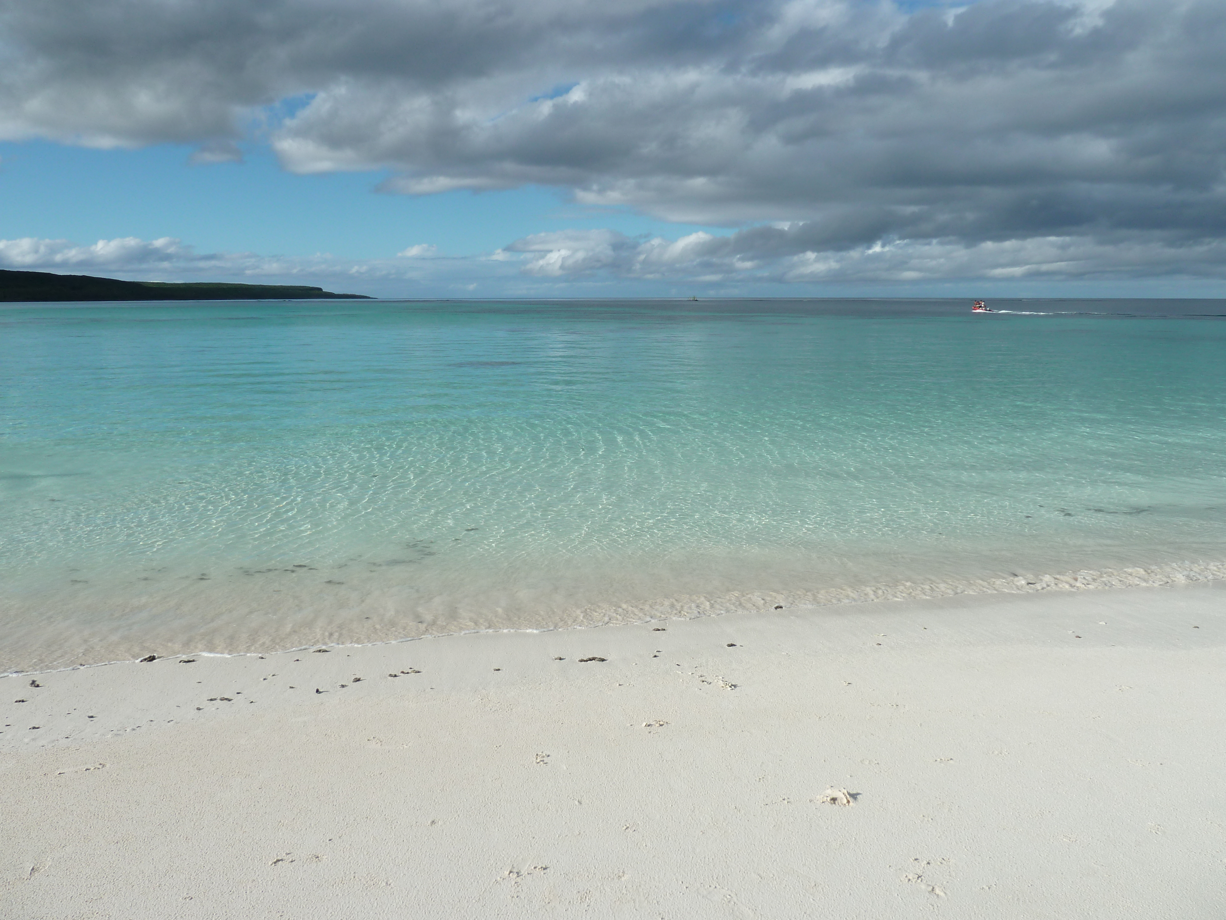 รูปถ่าย นิวแคลิโดเนีย(New Caledonia) เกาะลีฟู(Lifou) อ่าวชาโตบรีย็อง(Chateaubriand Bay) 2010-05 91