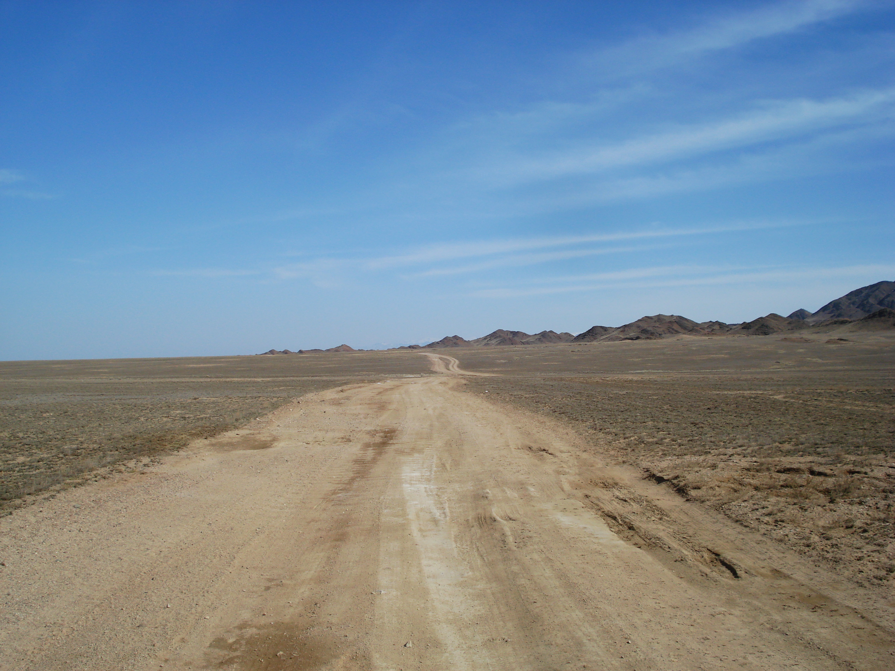 รูปถ่าย คาซัคสถาน(Kazakhstan) ถนนจากอัลมาตีไปหุบผาชารึน(Almaty to Charyn Canyon road) 2007-03 194