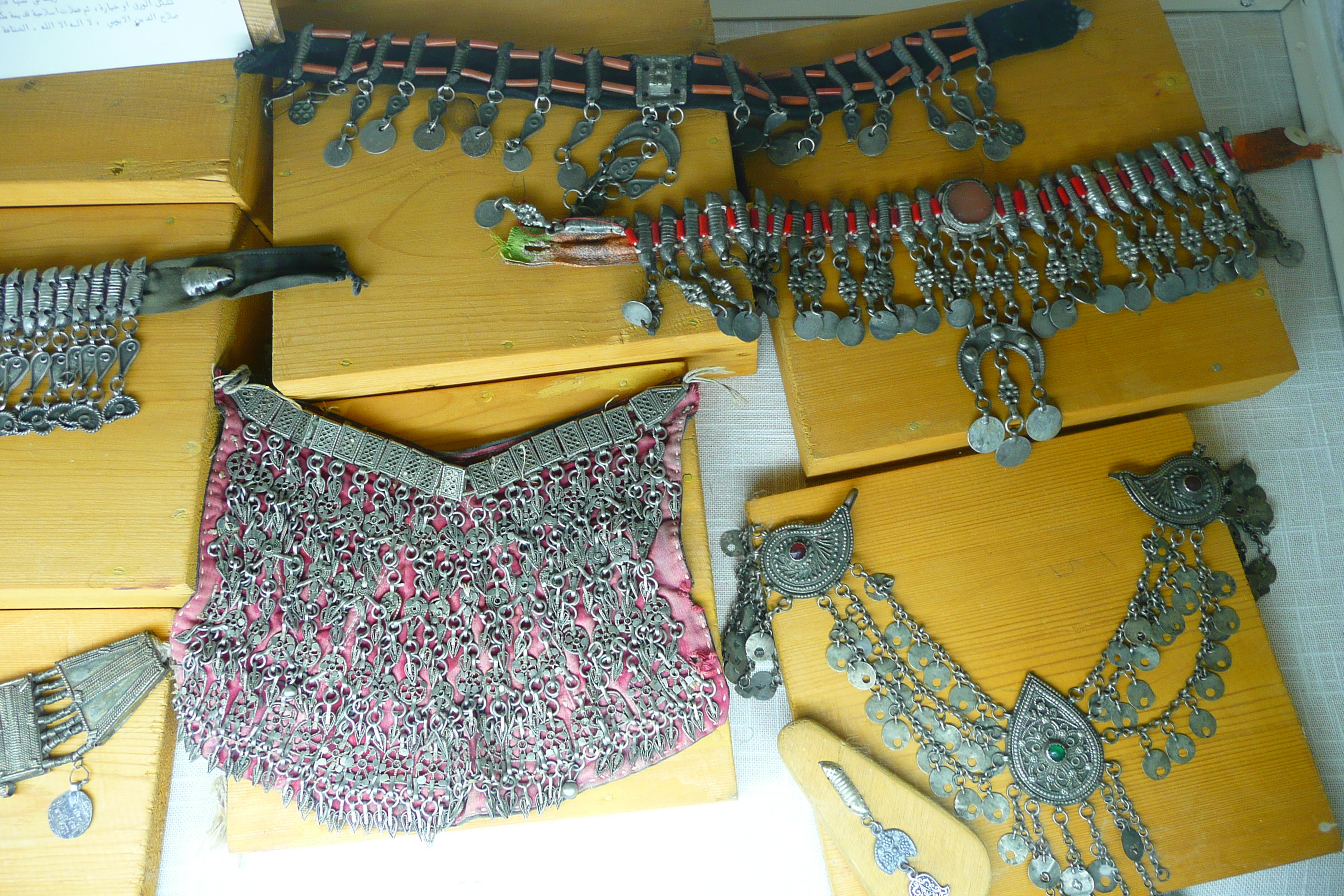 รูปถ่าย จอร์แดน(Jordan) อัมมาน(Amman) โรงละครโรมัน(Roman Theater) พิพิธภัณฑ์ประเพณีพื้นบ้านจอร์แดน(Jordan Museum of Popular tradition) 2007-12 25