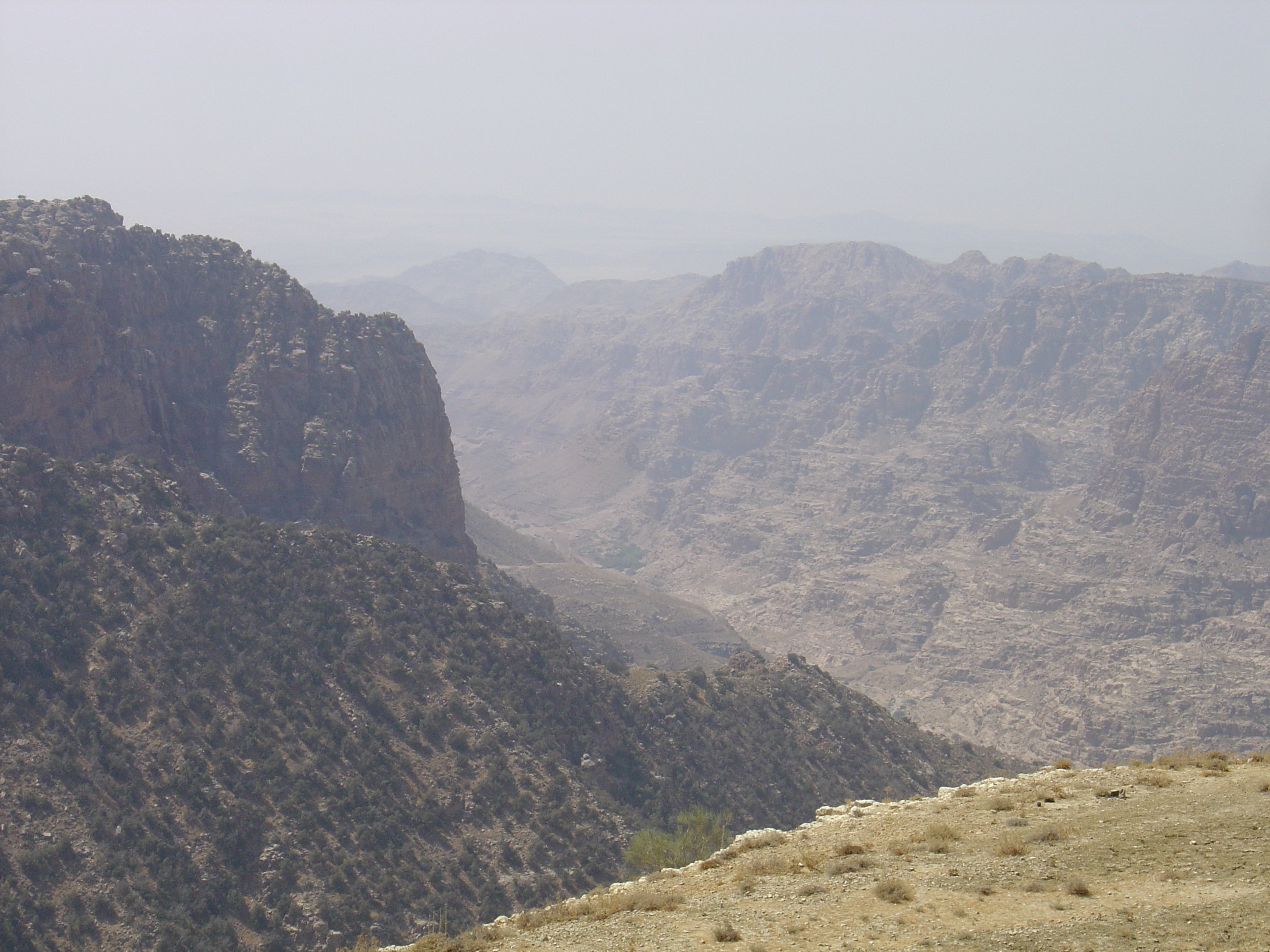 รูปถ่าย จอร์แดน(Jordan) ถนนจากเปตราไปดานา(Petra to Dana road) 2004-10 4