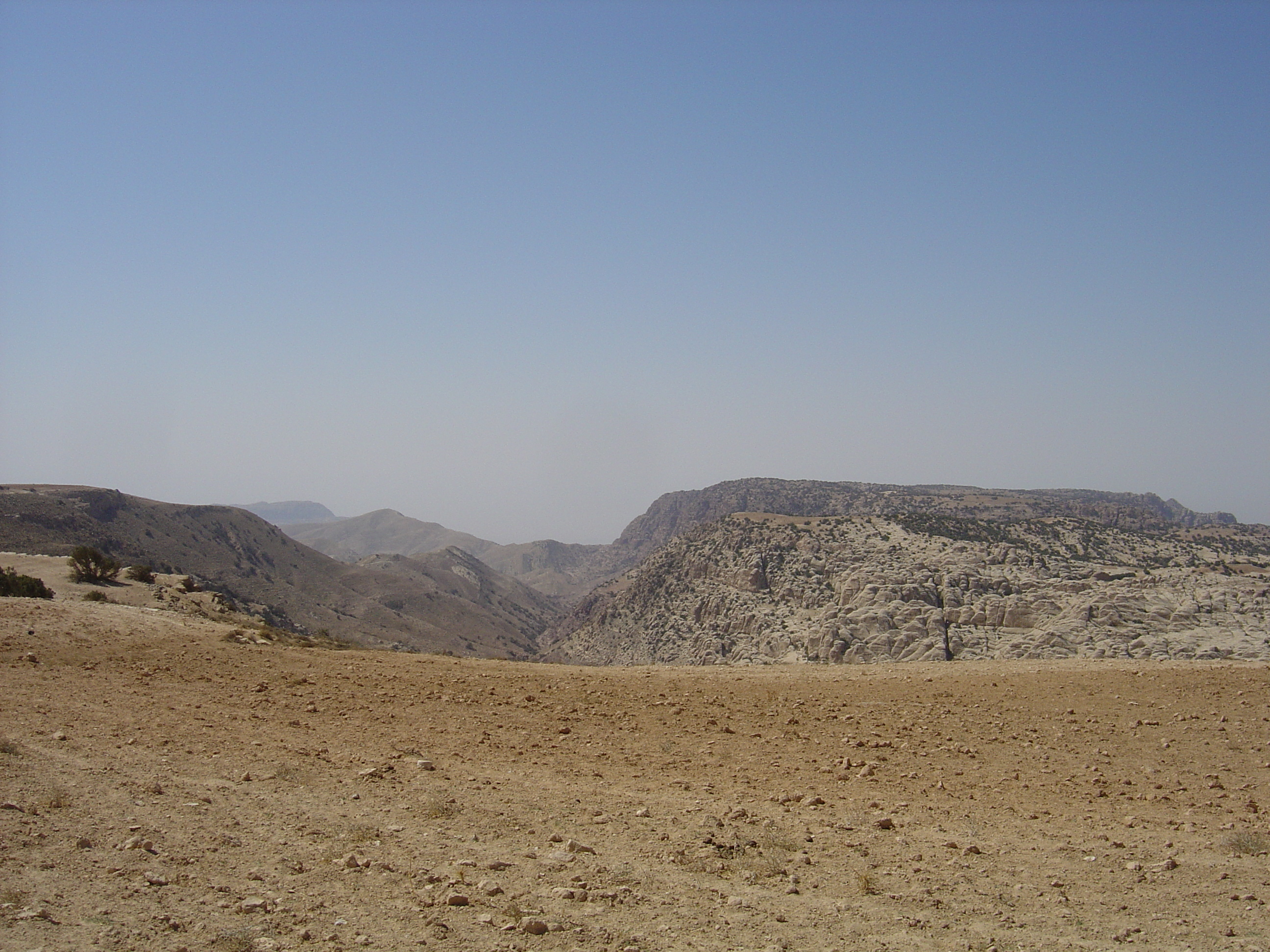 รูปถ่าย จอร์แดน(Jordan) ถนนจากเปตราไปดานา(Petra to Dana road) 2004-10 11