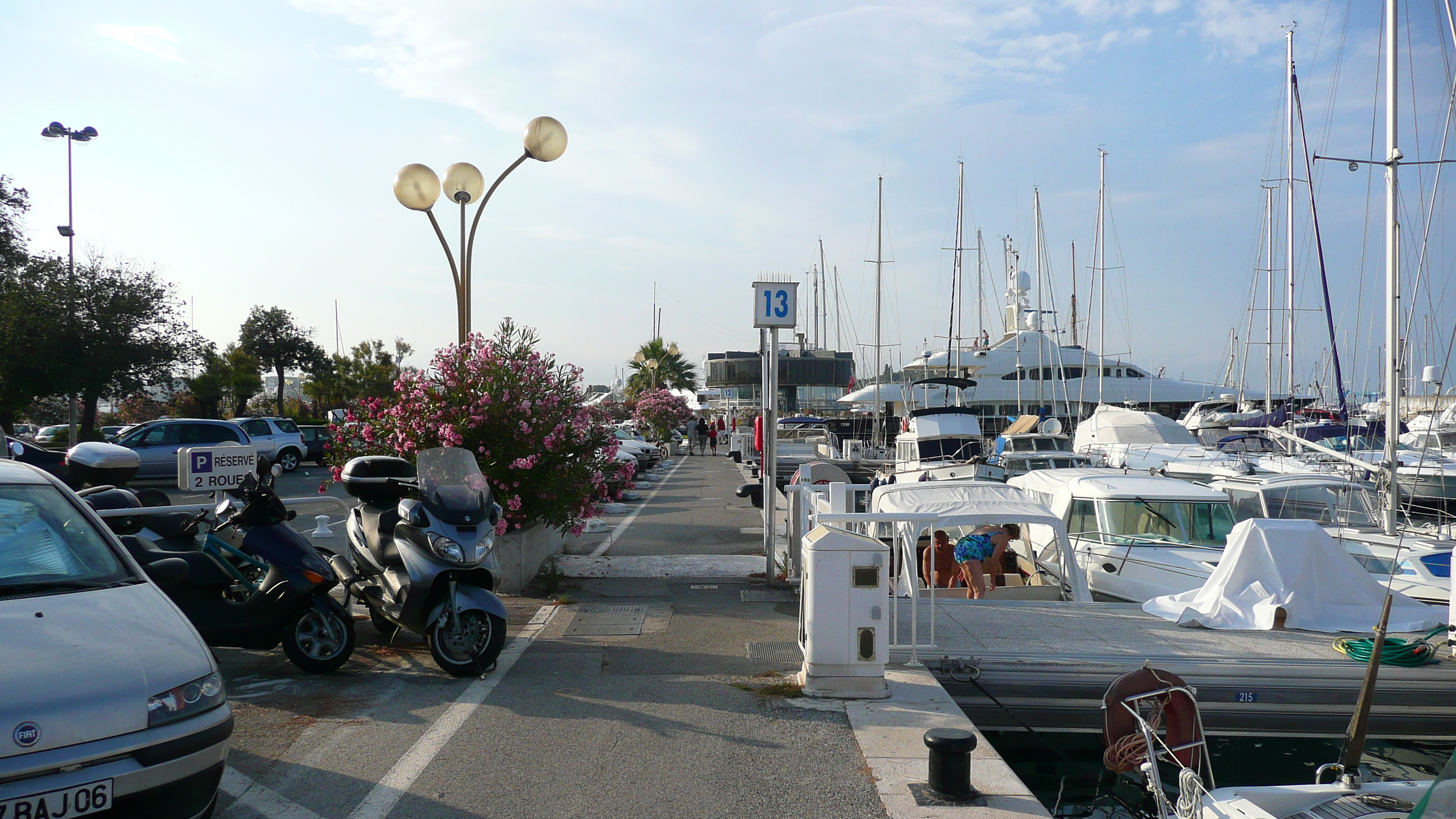 รูปถ่าย ฝรั่งเศส(France) อองทีป(Antibes) ท่าเรือโวบ็อง(Port Vauban) 2007-07 52