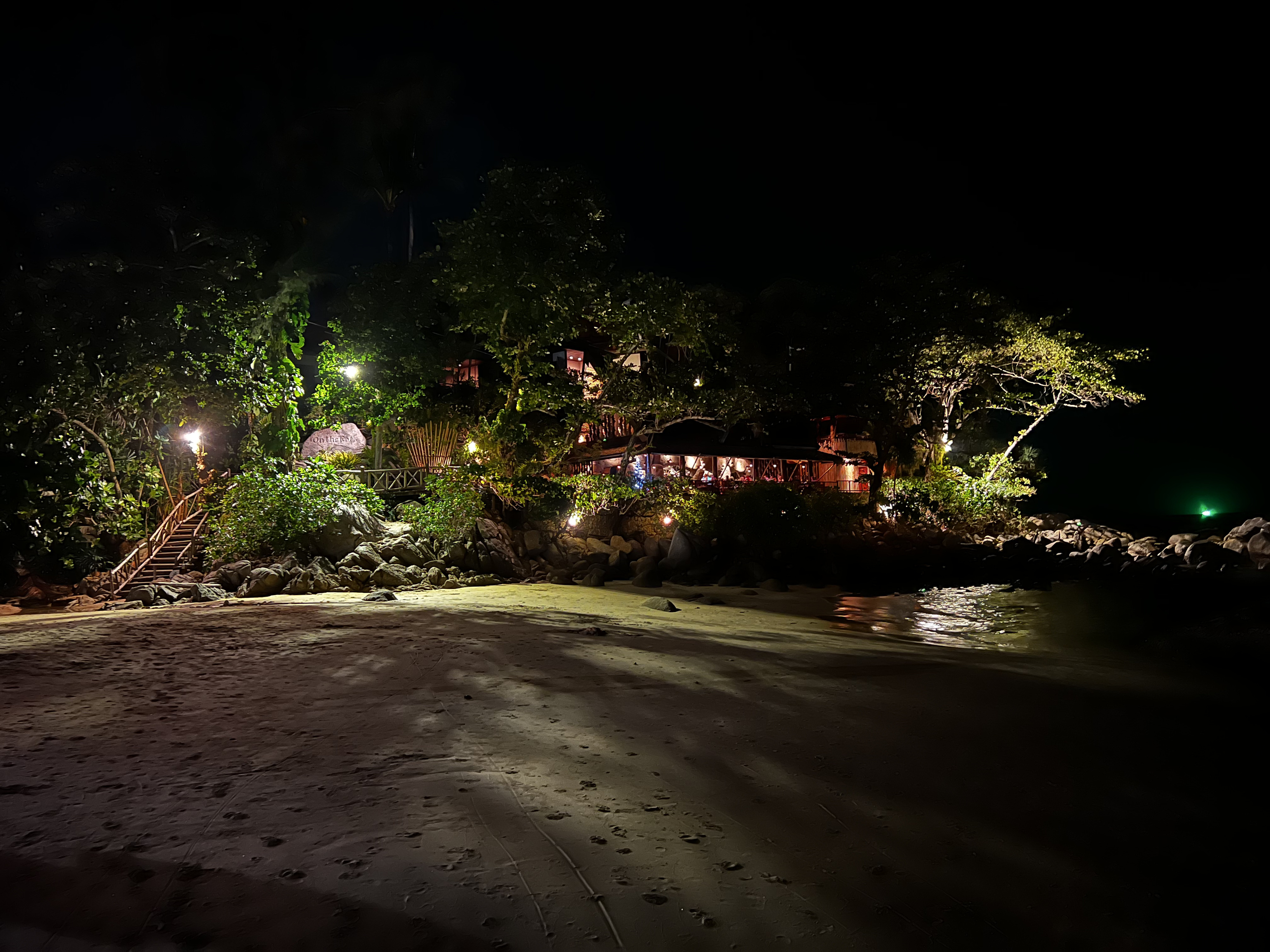 รูปถ่าย ไทย(Thailand) ภูเก็ต(Phuket) หาดกะรน(Karon Beach) ร้านอาหารออนเดอะร็อก(On the rock Restaurant) 2021-12 60
