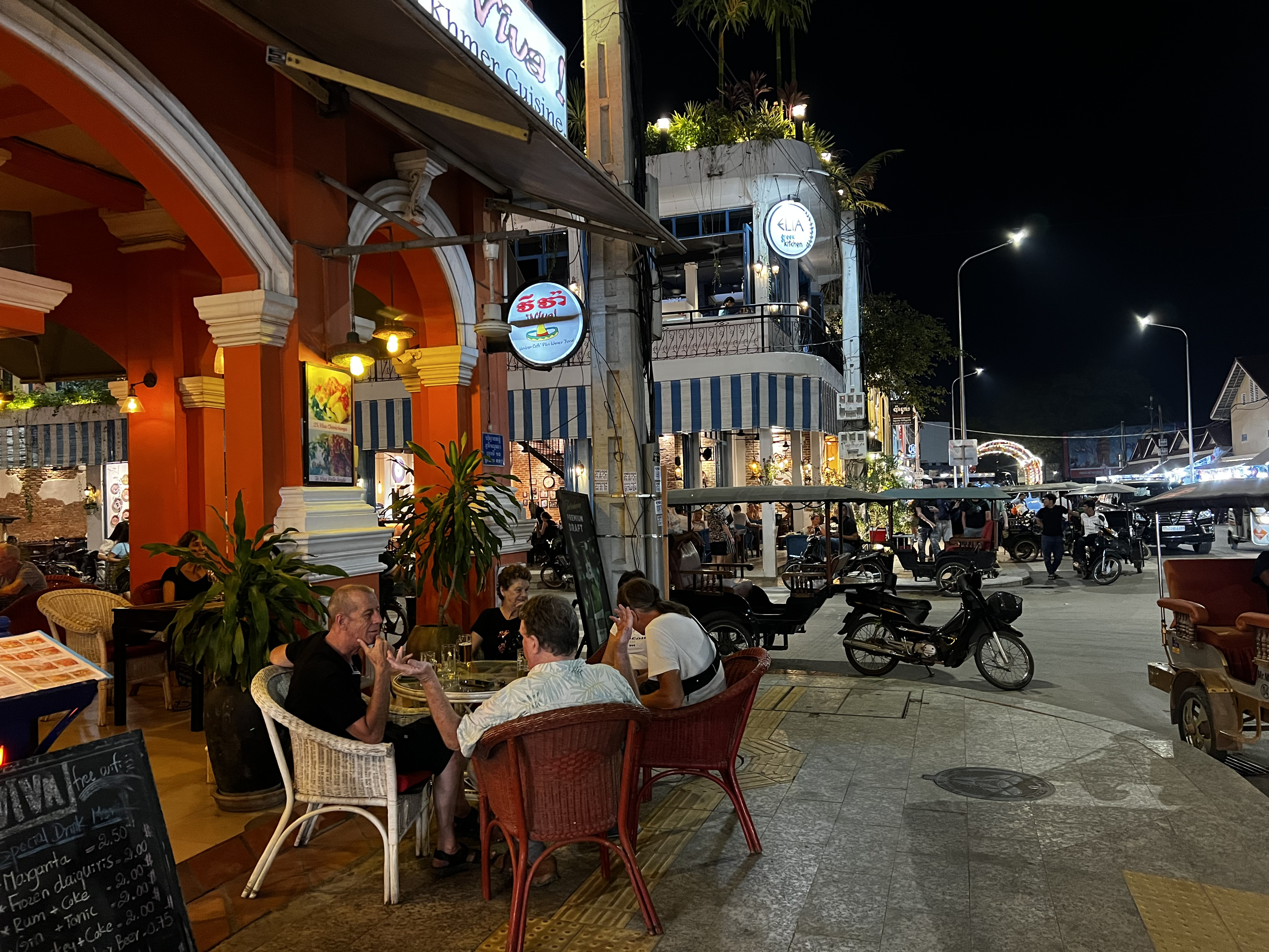 รูปถ่าย กัมพูชา(Cambodia) เสียมราฐ(Siem Reap) ถนนผับสตรีท(Pub Street) 2023-01 49