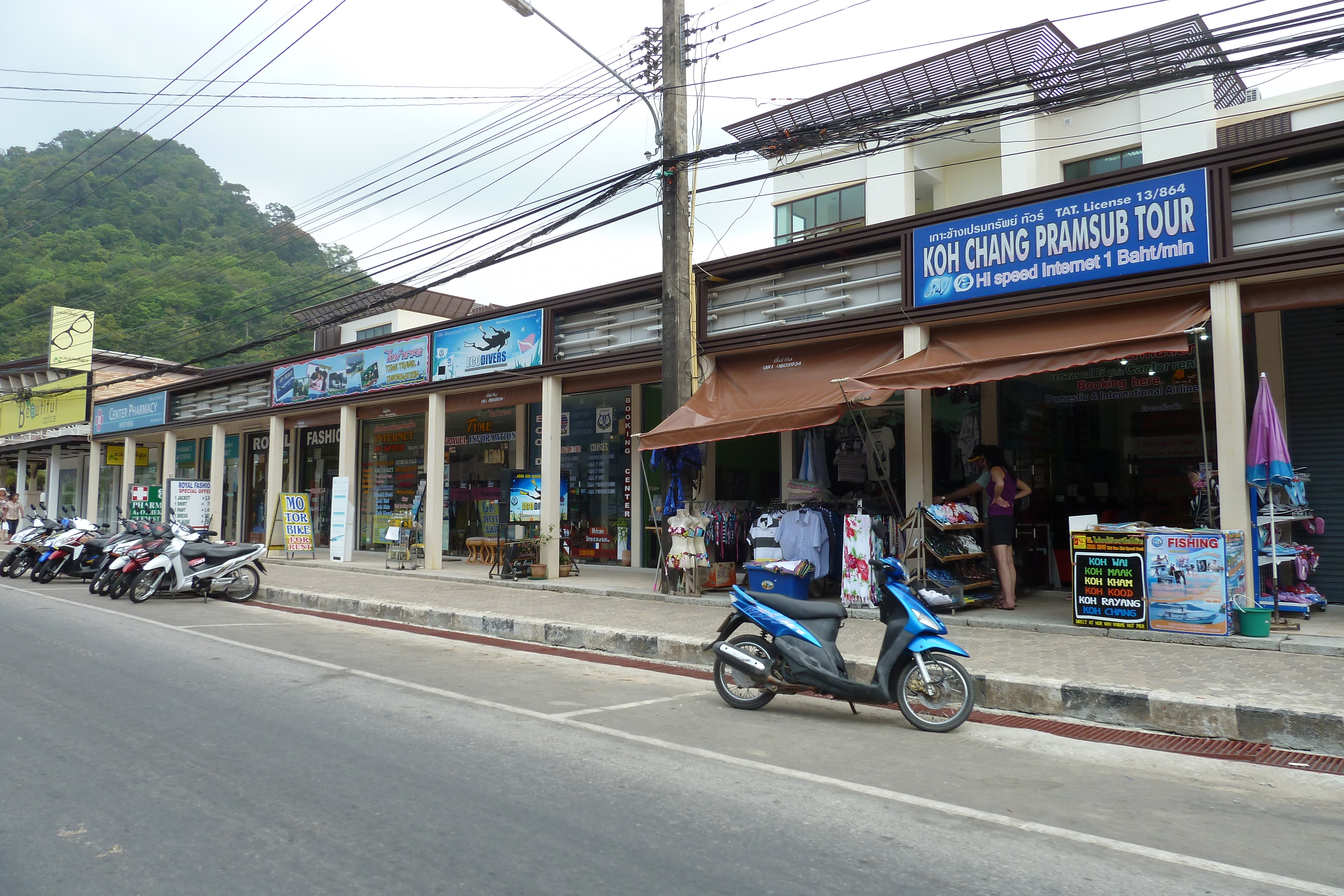 รูปถ่าย ไทย(Thailand) เกาะช้าง(Ko Chang) ถนนบนเกาะ(Island road) 2011-02 7
