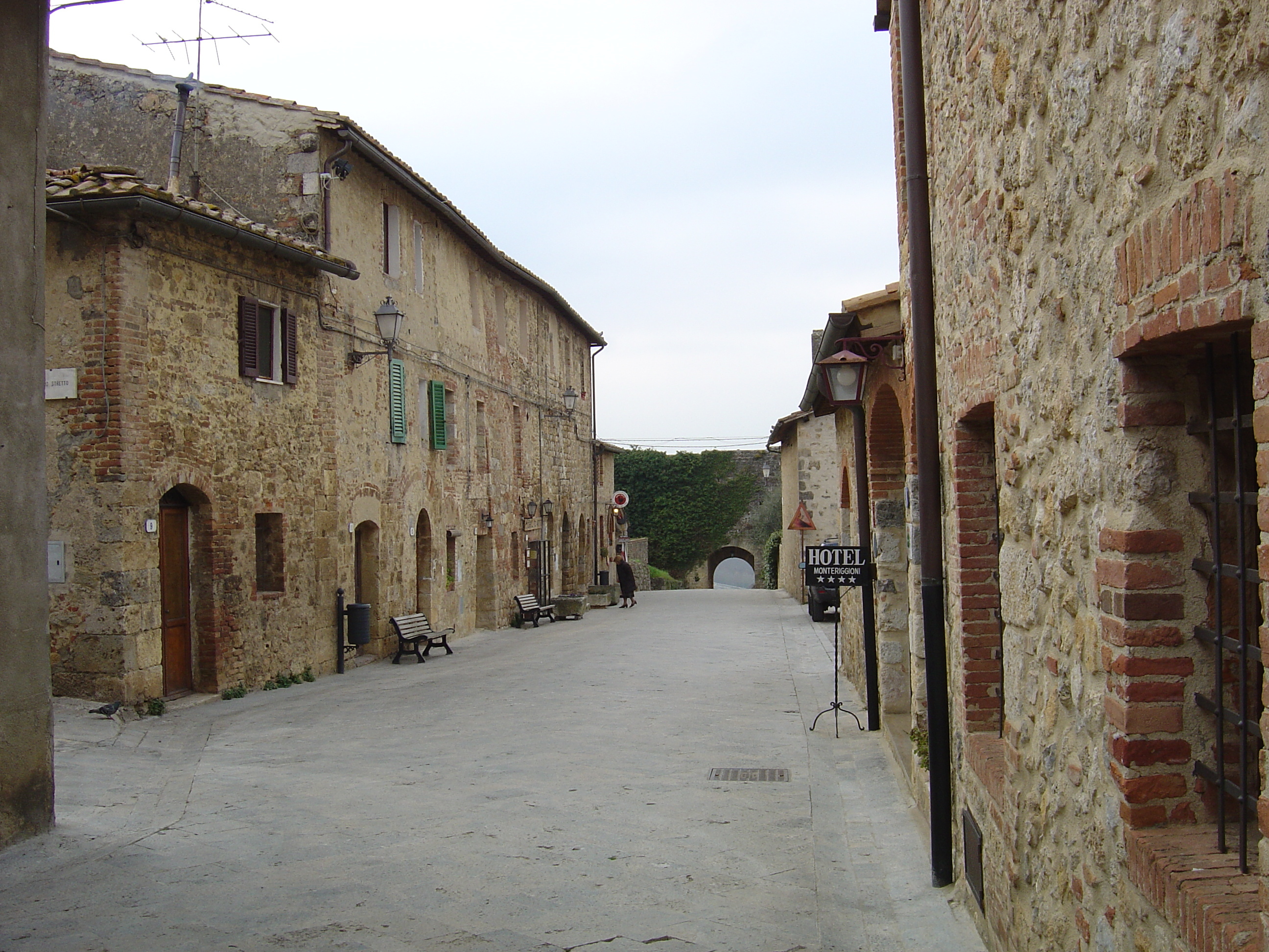 รูปถ่าย อิตาลี(Italy) มงเตอร์ริกกิโอนี(Monteriggioni) 2004-03 7