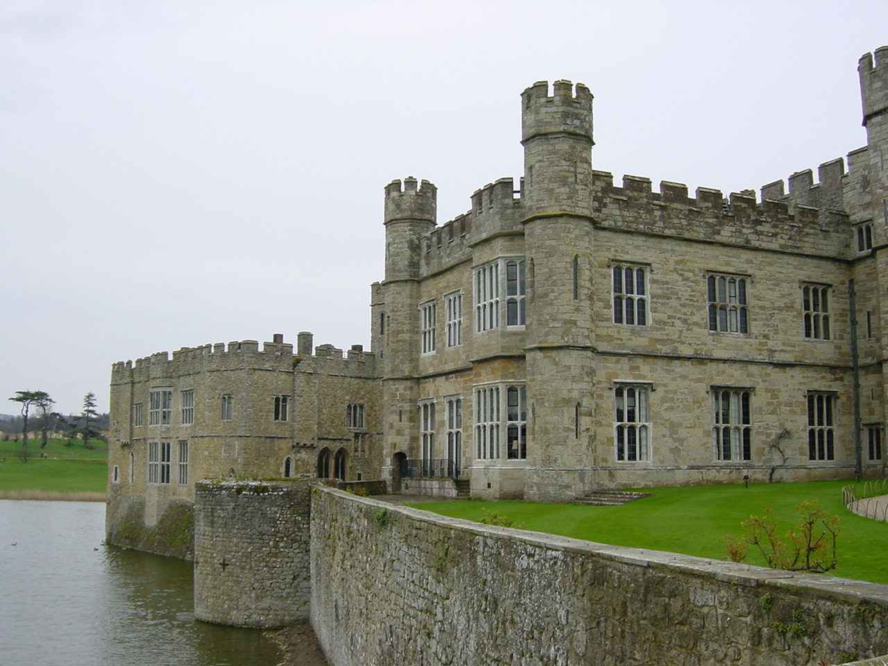 รูปถ่าย อังกฤษ(United Kingdom) ปราสาทลีดส์(Leeds castle) 2001-04 26