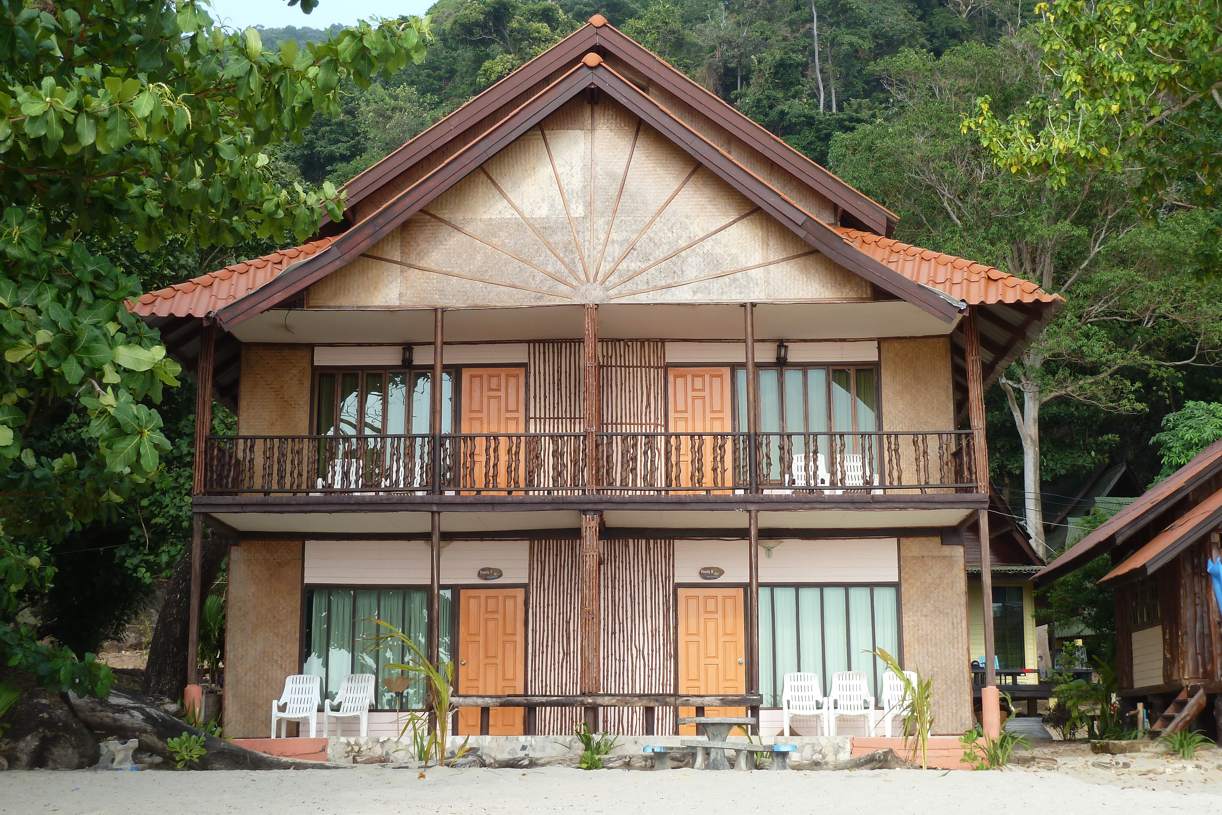 รูปถ่าย ไทย(Thailand) เกาะช้าง(Ko Chang) หาดทรายขาว(White sand beach) 2011-02 57