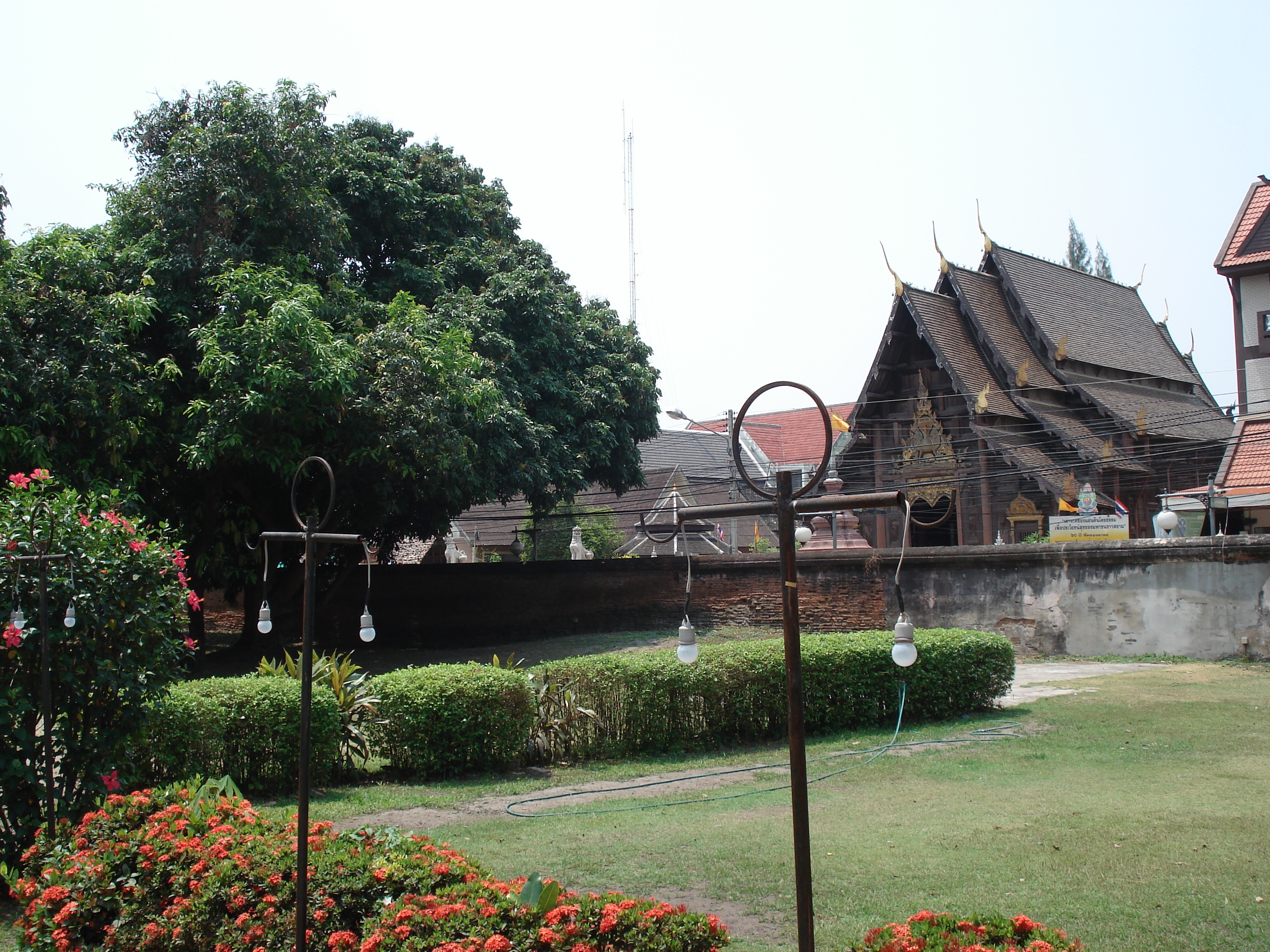 รูปถ่าย ไทย(Thailand) เชียงใหม่(Chiang Mai) ข้างในคุเมืองเชียงใหม่(Inside Canal) ราชดำเนิน (ถนนคนเดิน)(Rad Cha Dom Nurn (Walking Street)) 2006-04 39