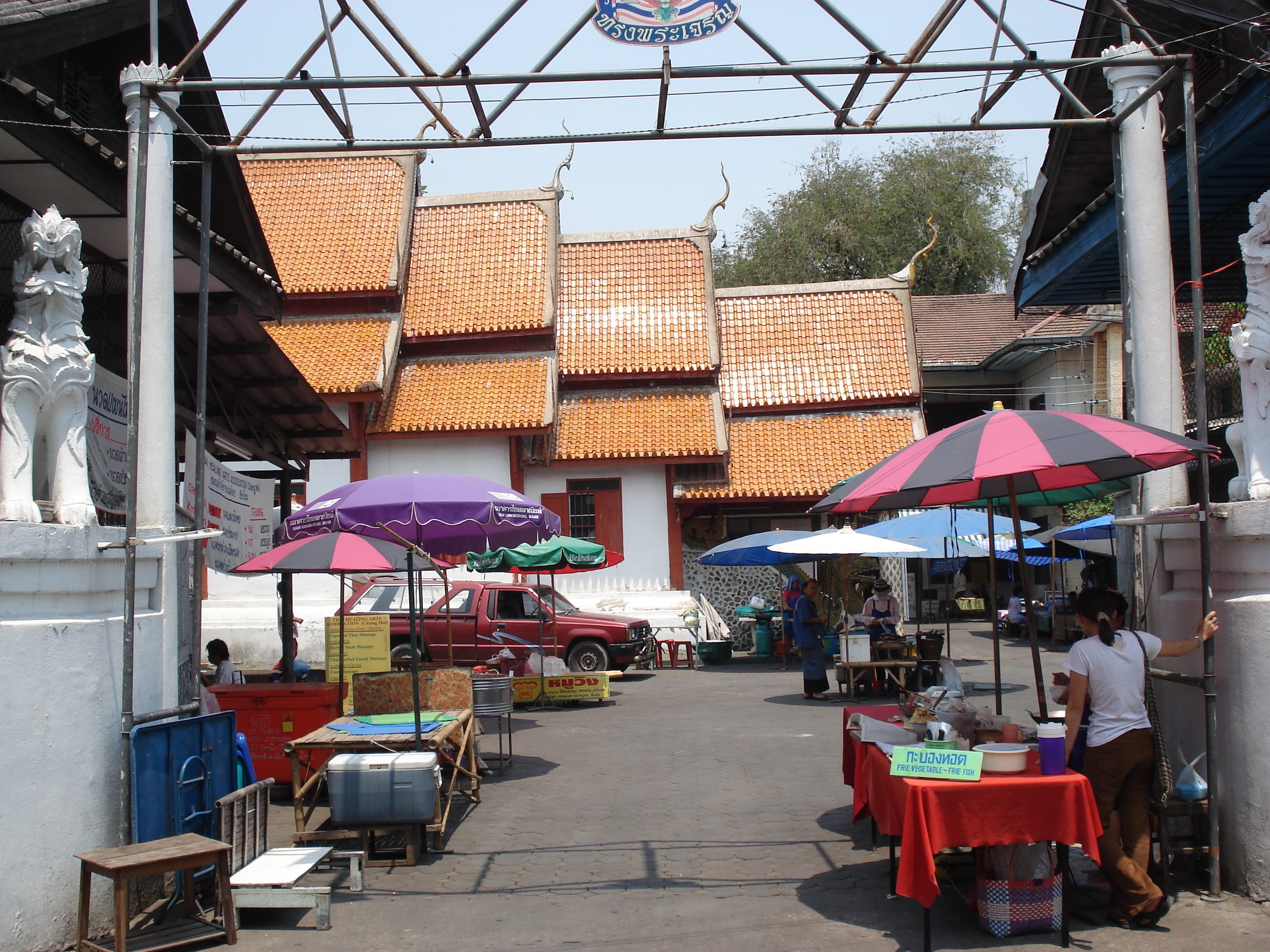 รูปถ่าย ไทย(Thailand) เชียงใหม่(Chiang Mai) ข้างในคุเมืองเชียงใหม่(Inside Canal) ราชดำเนิน (ถนนคนเดิน)(Rad Cha Dom Nurn (Walking Street)) 2006-04 14