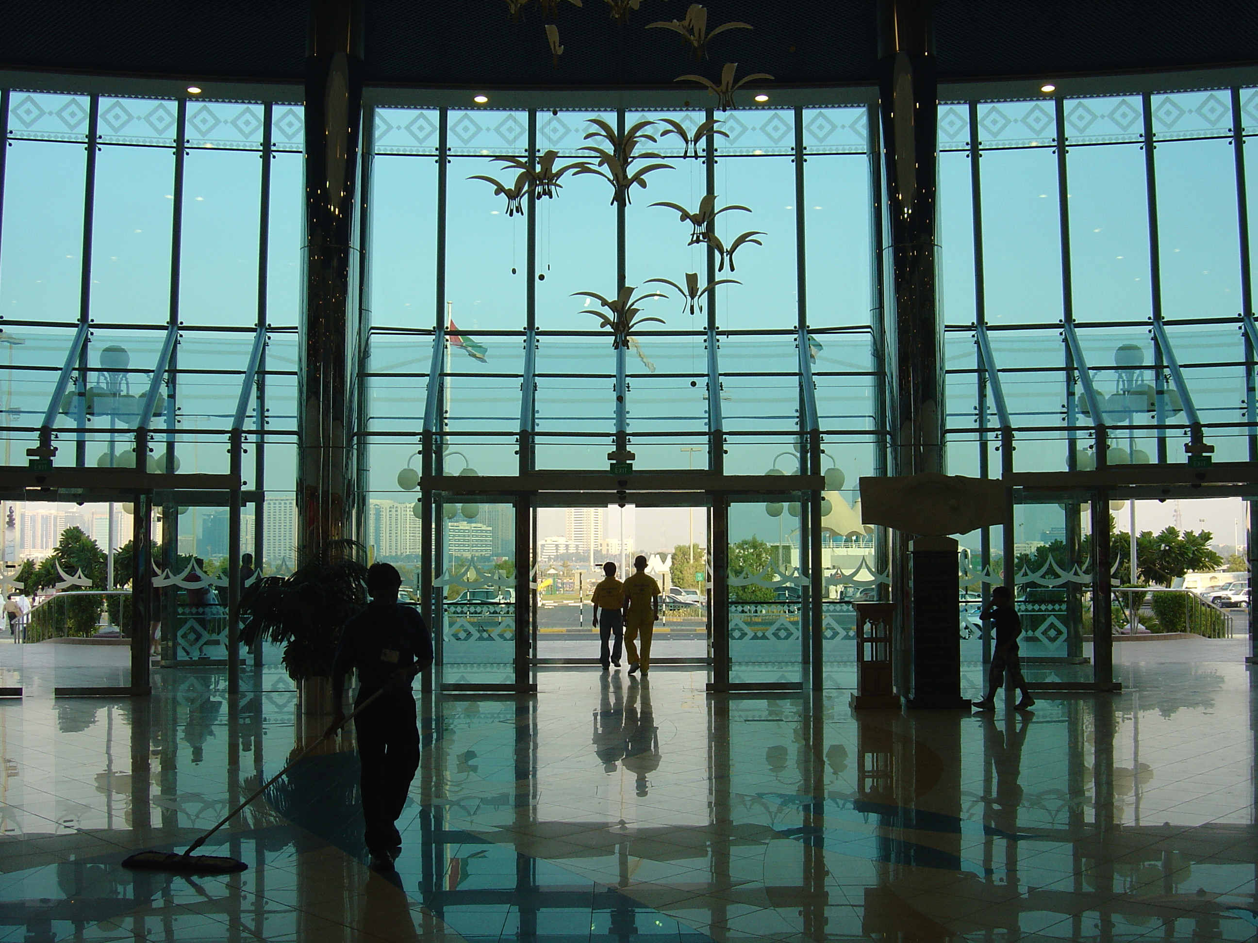 รูปถ่าย สหรัฐอาหรับเอมิเรตส์(United Arab Emirates) อาบูดาบี(Abu Dhabi) มารีนามอลล์(Marina Mall) 2005-09 22
