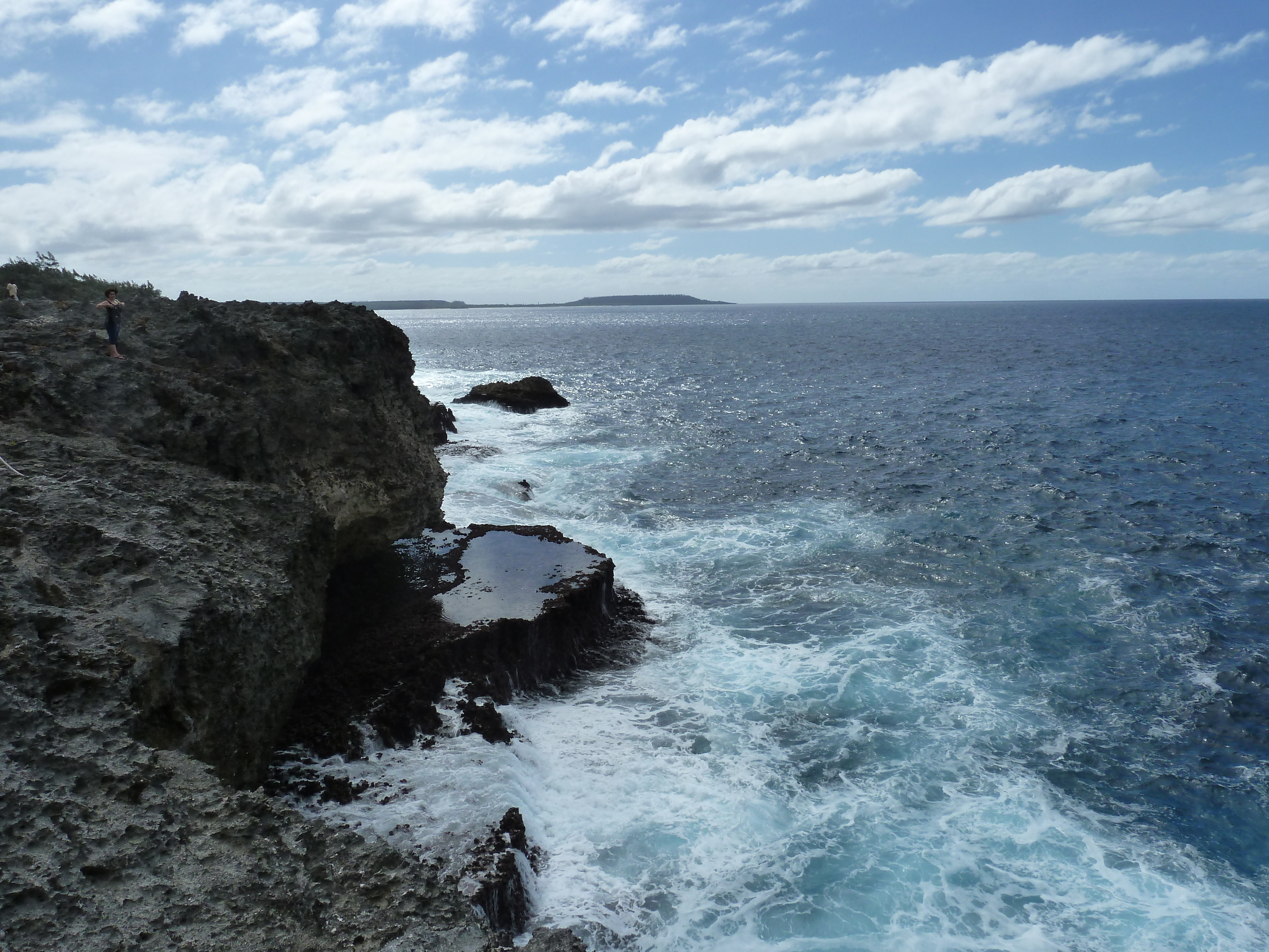 รูปถ่าย นิวแคลิโดเนีย(New Caledonia) เกาะลีฟู(Lifou) หน้าผาโซเดร(Xodre Cliffs) 2010-05 17