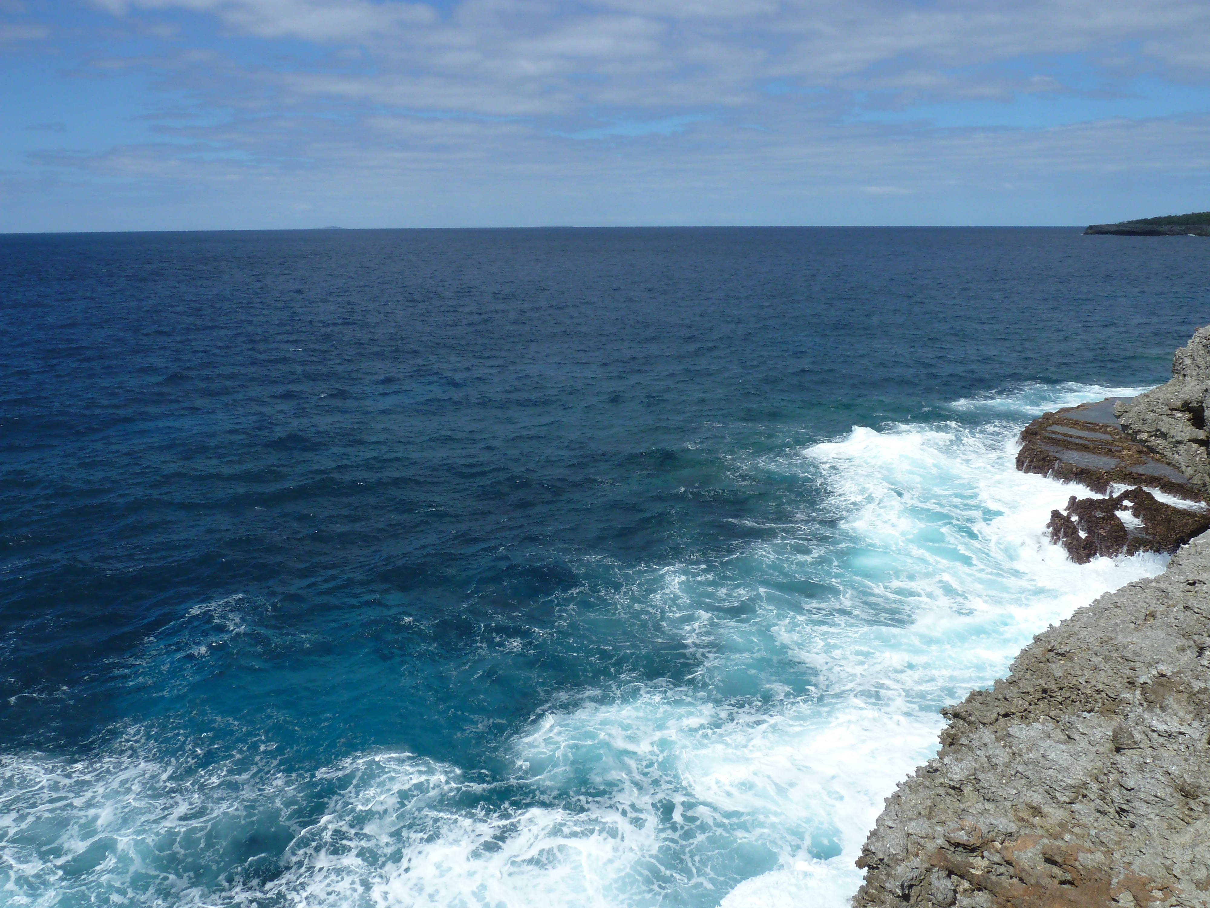 รูปถ่าย นิวแคลิโดเนีย(New Caledonia) เกาะลีฟู(Lifou) หน้าผาโซเดร(Xodre Cliffs) 2010-05 11