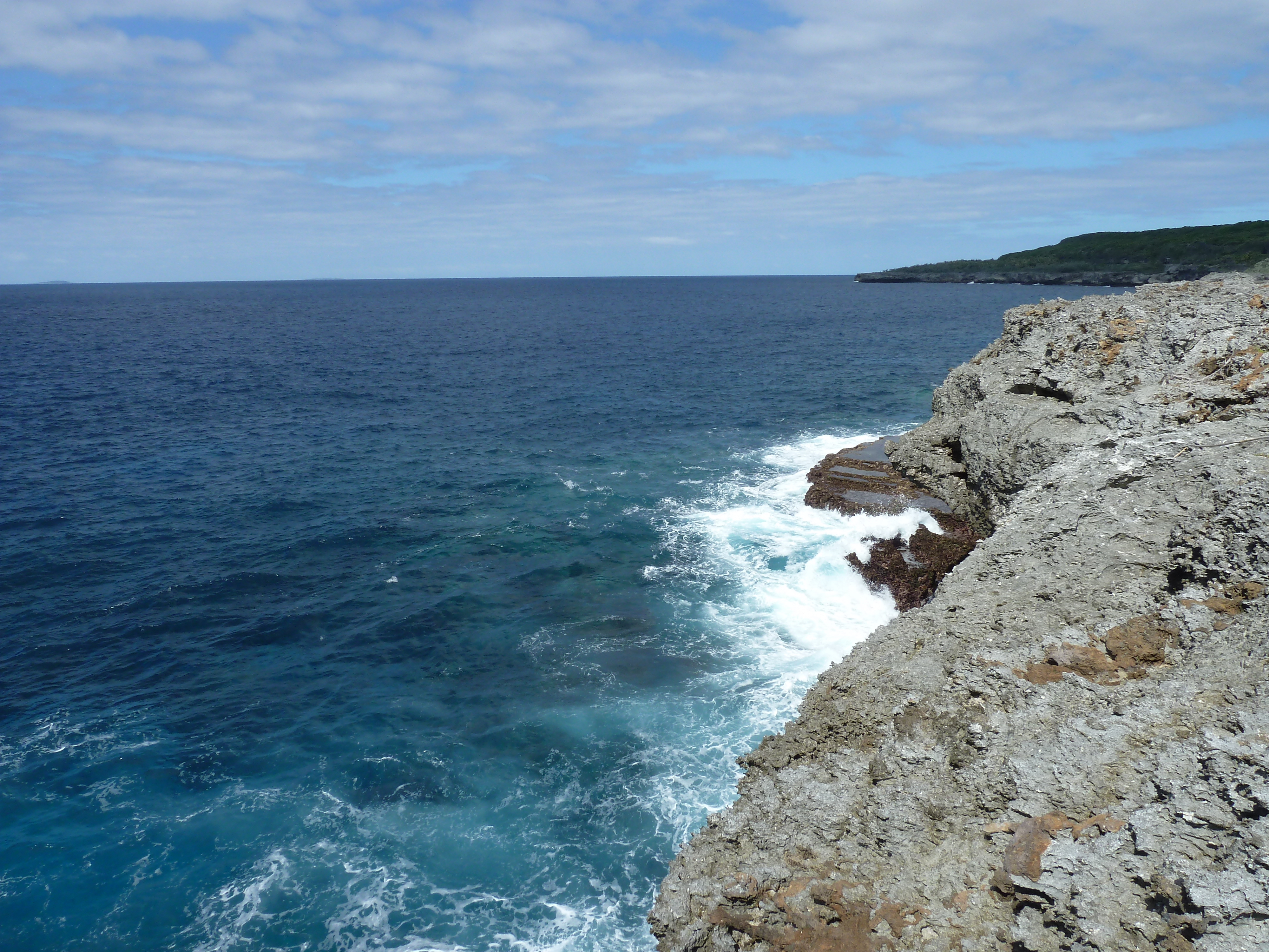 รูปถ่าย นิวแคลิโดเนีย(New Caledonia) เกาะลีฟู(Lifou) หน้าผาโซเดร(Xodre Cliffs) 2010-05 13