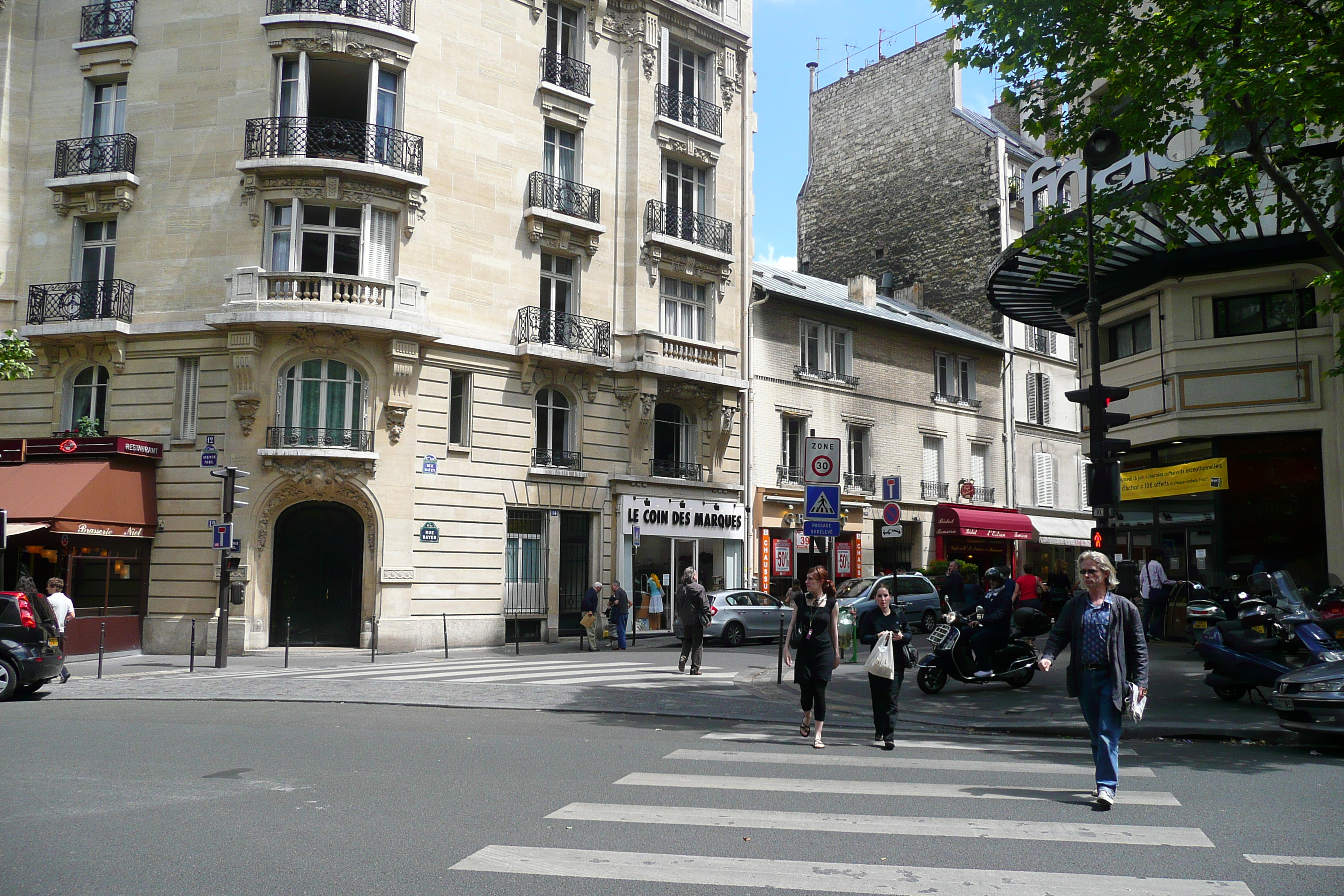 รูปถ่าย ฝรั่งเศส(France) ปารีส(Paris) ถนนนีเยล(Avenue Niel) 2007-06 77