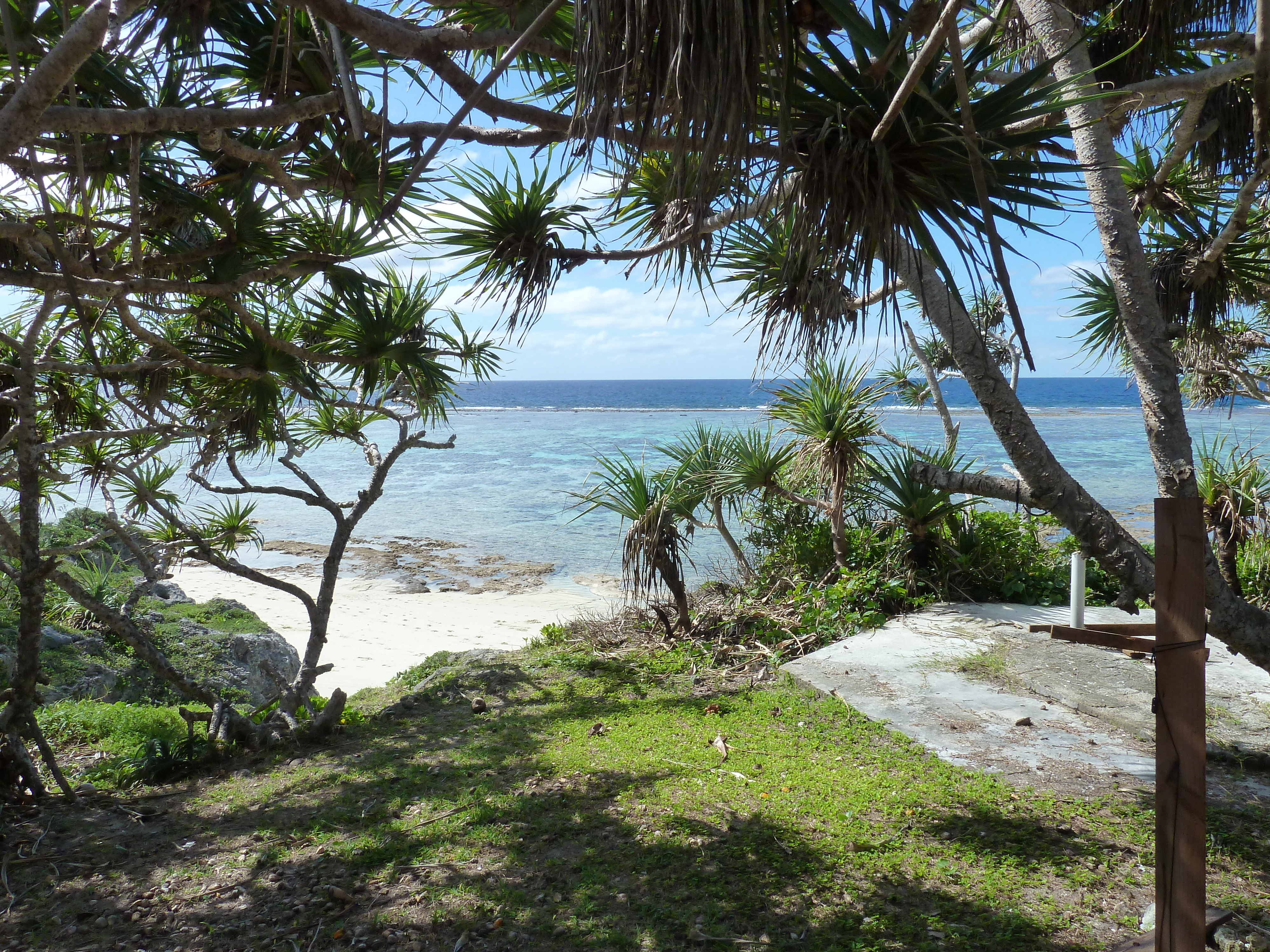 รูปถ่าย นิวแคลิโดเนีย(New Caledonia) เกาะลีฟู(Lifou) หมู่บ้านมู(Mu) 2010-05 47