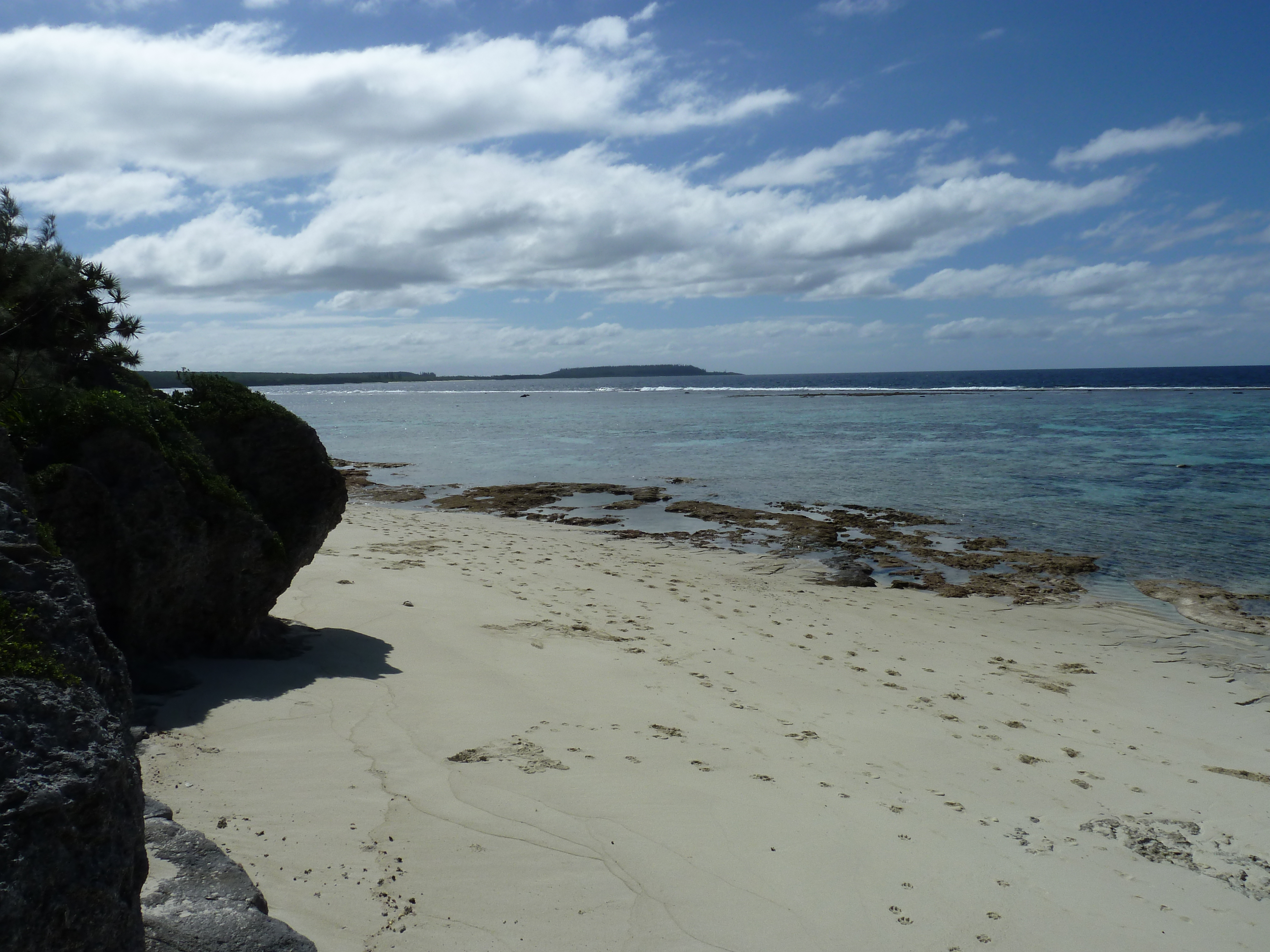 รูปถ่าย นิวแคลิโดเนีย(New Caledonia) เกาะลีฟู(Lifou) หมู่บ้านมู(Mu) 2010-05 45