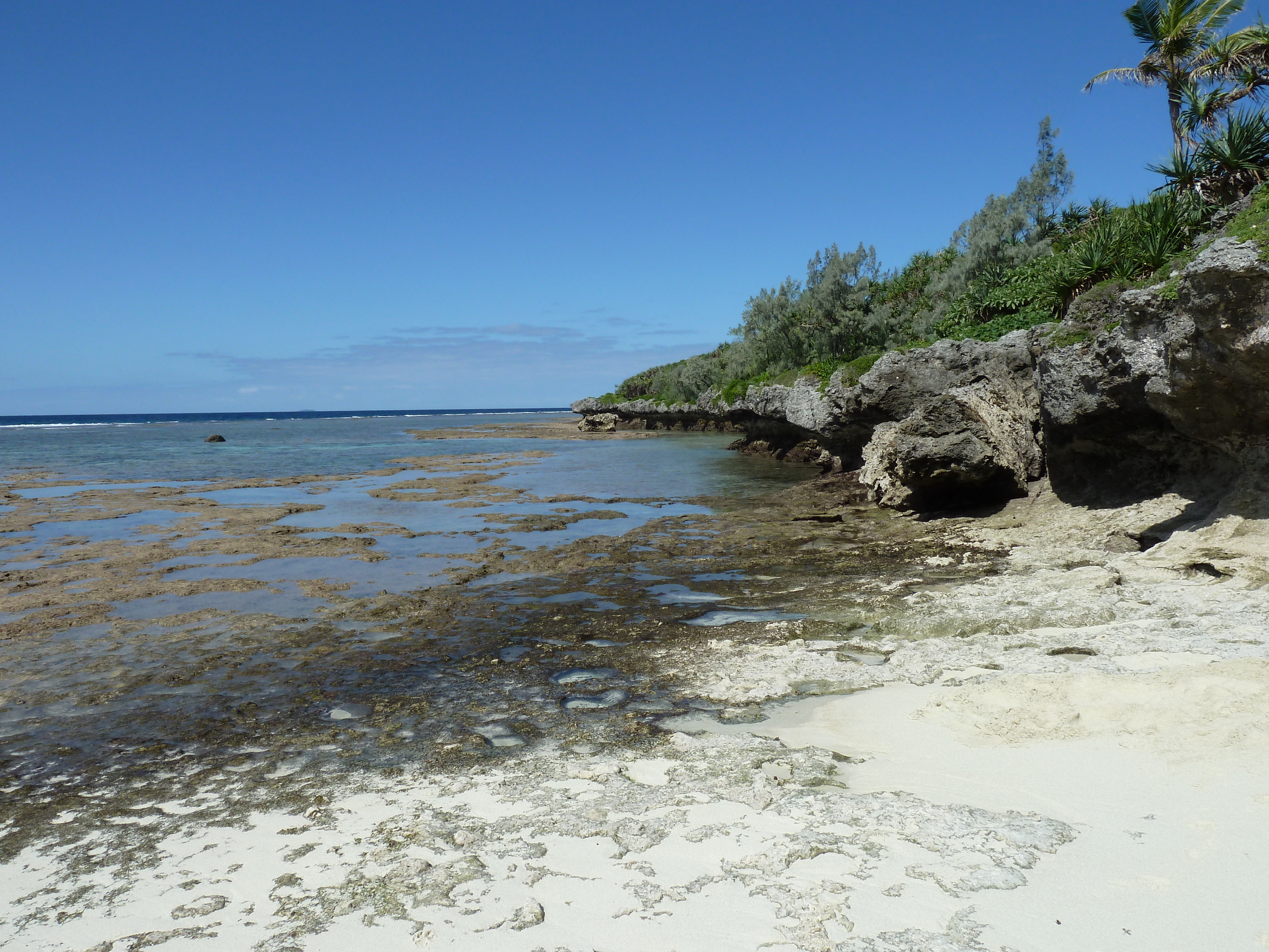 รูปถ่าย นิวแคลิโดเนีย(New Caledonia) เกาะลีฟู(Lifou) หมู่บ้านมู(Mu) 2010-05 52