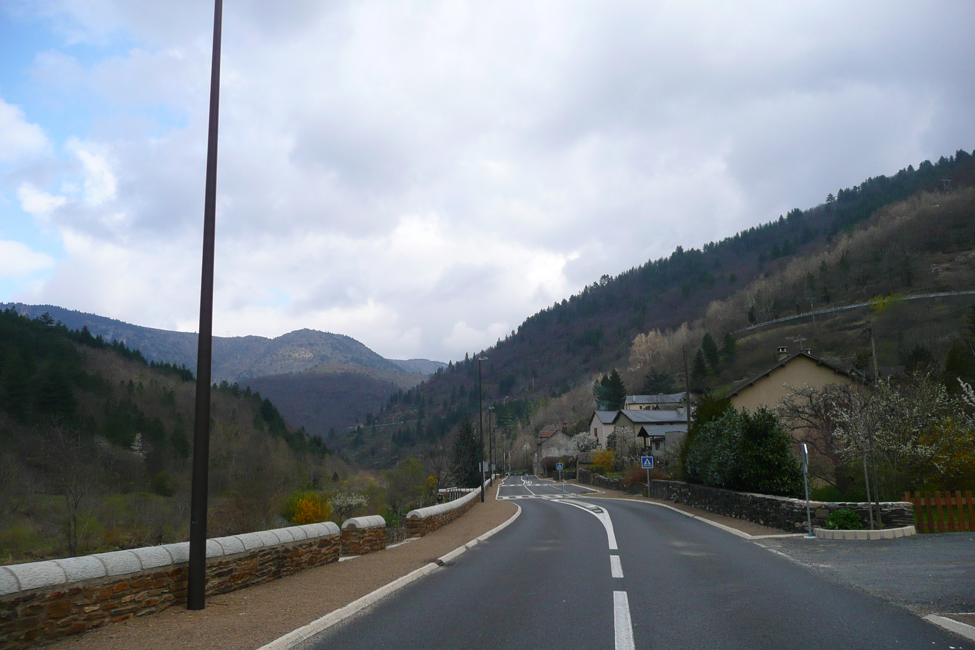 รูปถ่าย ฝรั่งเศส(France) เทือกเขาเซแวน(Cevennes Mountains) ถนนจากโกกูแรสไปฟลอรัก(Cocures to Florac road) 2008-04 8