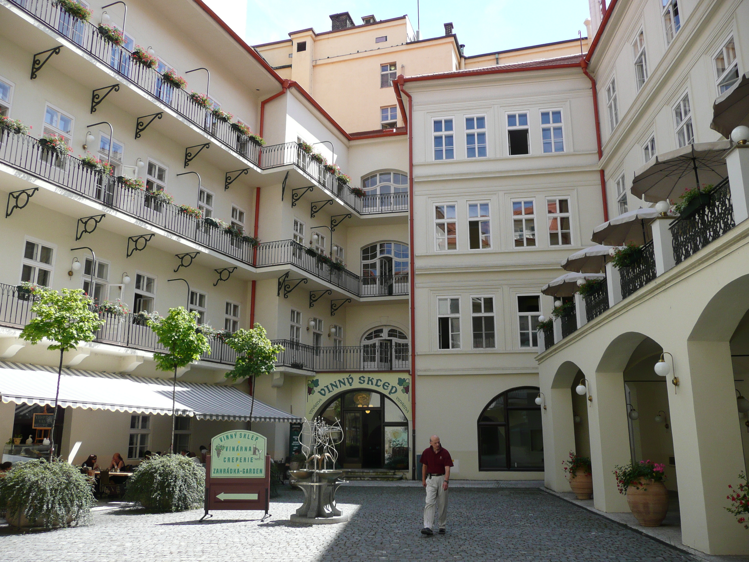 รูปถ่าย สาธารณรัฐเช็ก(Czech Republic) ปราก(Prague) นาโรดนี(Narodni) 2007-07 29