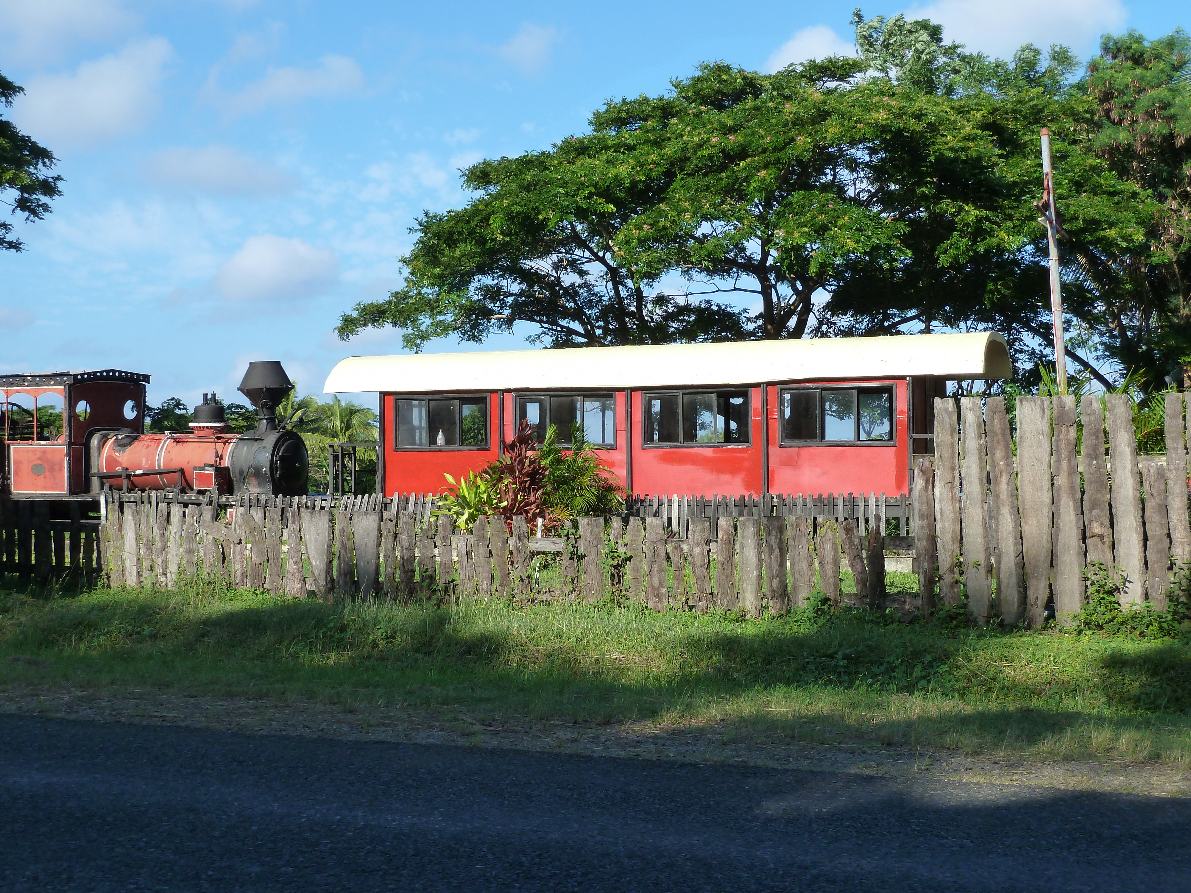 รูปถ่าย ฟิจิ(Fiji) ถนนจากนาดีไปซิงกาโตกา(Nadi to Sigatoka road) 2010-05 20