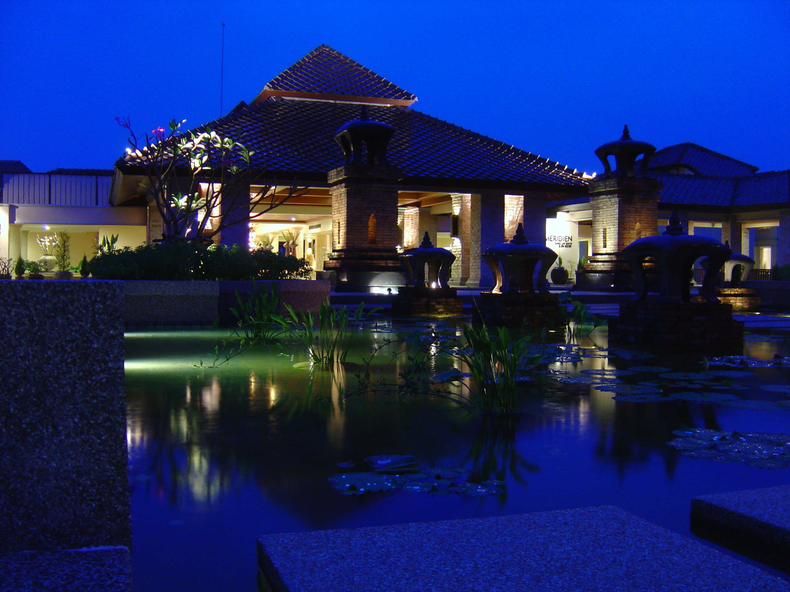 รูปถ่าย ไทย(Thailand) เขาหลัก(Khao Lak) โรงแรมเลอเมอริเดียน เขาหลัก(Meridien Khao Lak Hotel) สีสันกลางคืน(By Night) 2005-12 5