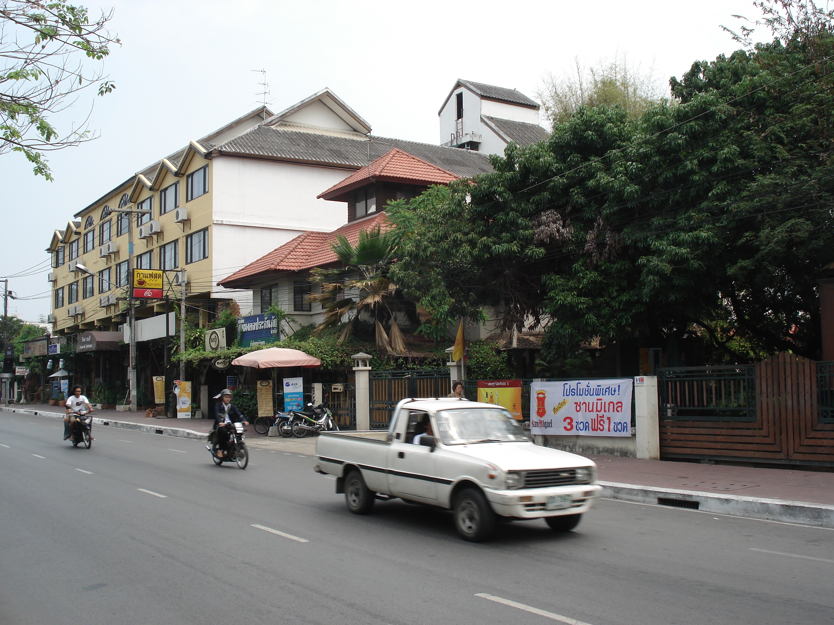 รูปถ่าย ไทย(Thailand) เชียงใหม่(Chiang Mai) ข้างในคุเมืองเชียงใหม่(Inside Canal) ถนนอารักษ์(ในคูเมือง)(Arrak Road(Canal)) 2006-04 16