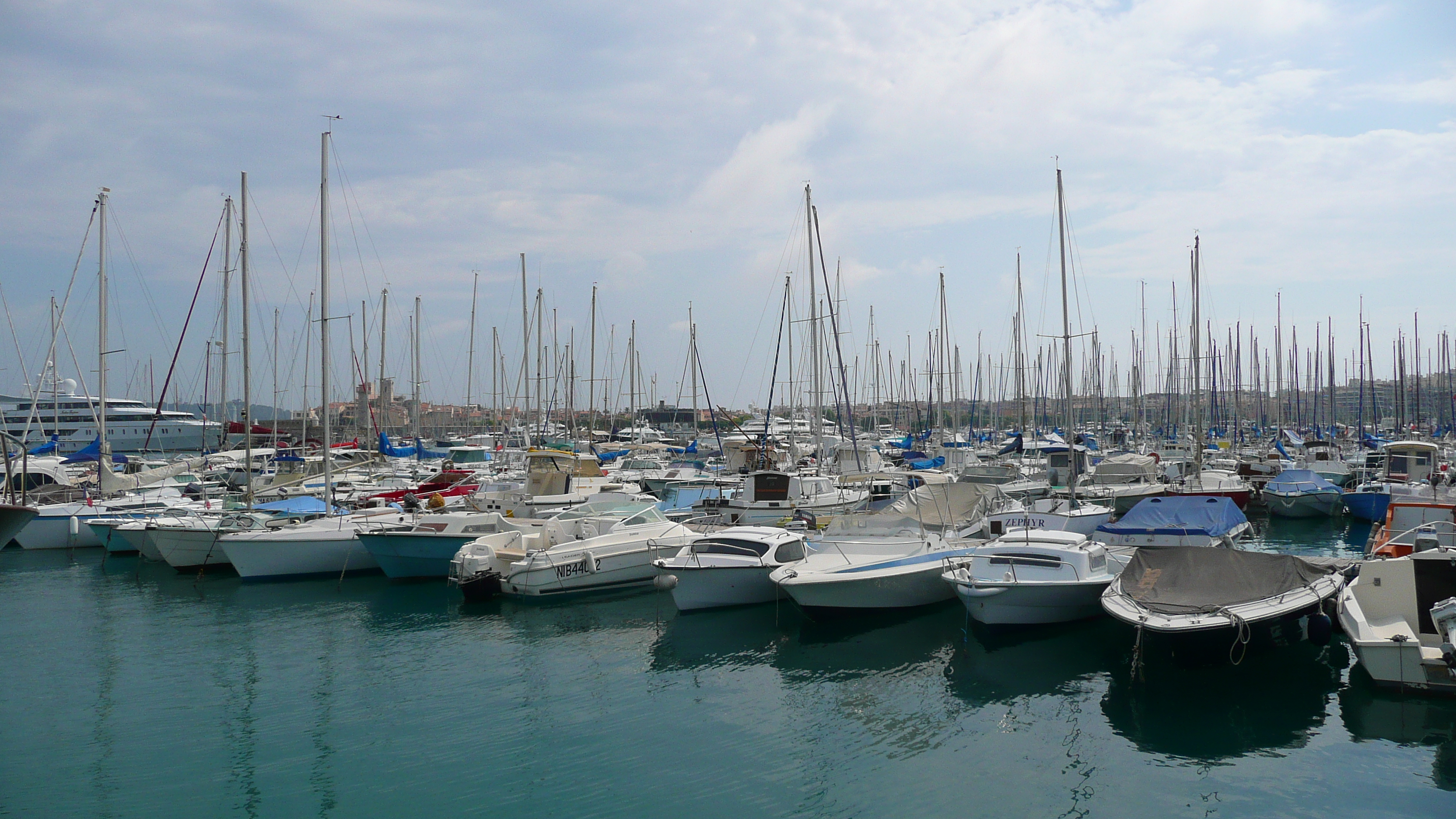 รูปถ่าย ฝรั่งเศส(France) อองทีป(Antibes) ท่าเรือโวบ็อง(Port Vauban) 2007-07 54