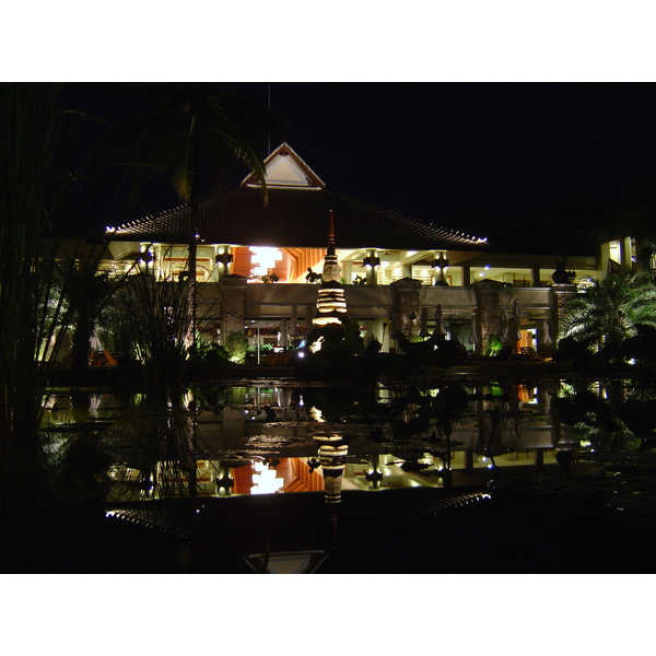 รูปถ่าย ไทย(Thailand) เขาหลัก(Khao Lak) โรงแรมเลอเมอริเดียน เขาหลัก(Meridien Khao Lak Hotel) สีสันกลางคืน(By Night) 2005-12 1