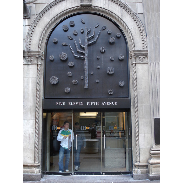 รูปถ่าย สหรัฐอเมริกา(United States) นิวยอร์ก(New York) ตามถนนฟิฟท์อเวนิว(down the 5th Avenue) 2006-03 18