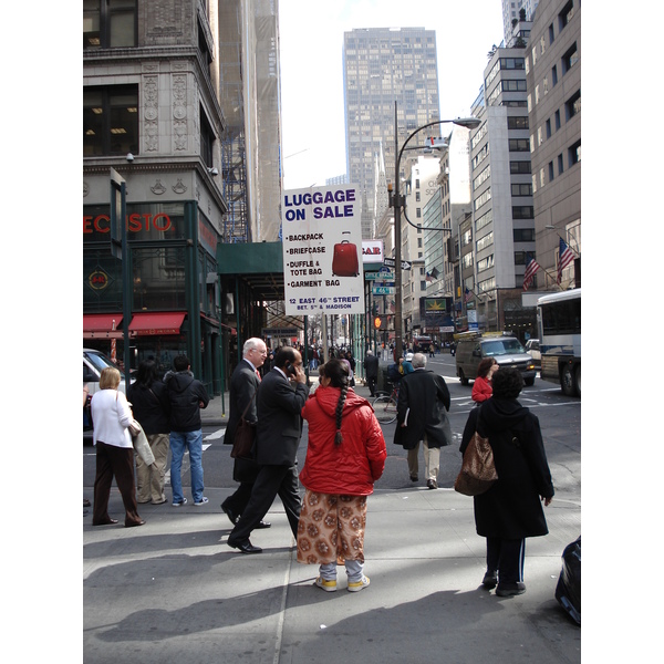 รูปถ่าย สหรัฐอเมริกา(United States) นิวยอร์ก(New York) ตามถนนฟิฟท์อเวนิว(down the 5th Avenue) 2006-03 82