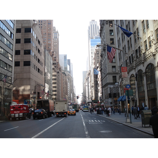 รูปถ่าย สหรัฐอเมริกา(United States) นิวยอร์ก(New York) ตามถนนฟิฟท์อเวนิว(down the 5th Avenue) 2006-03 84